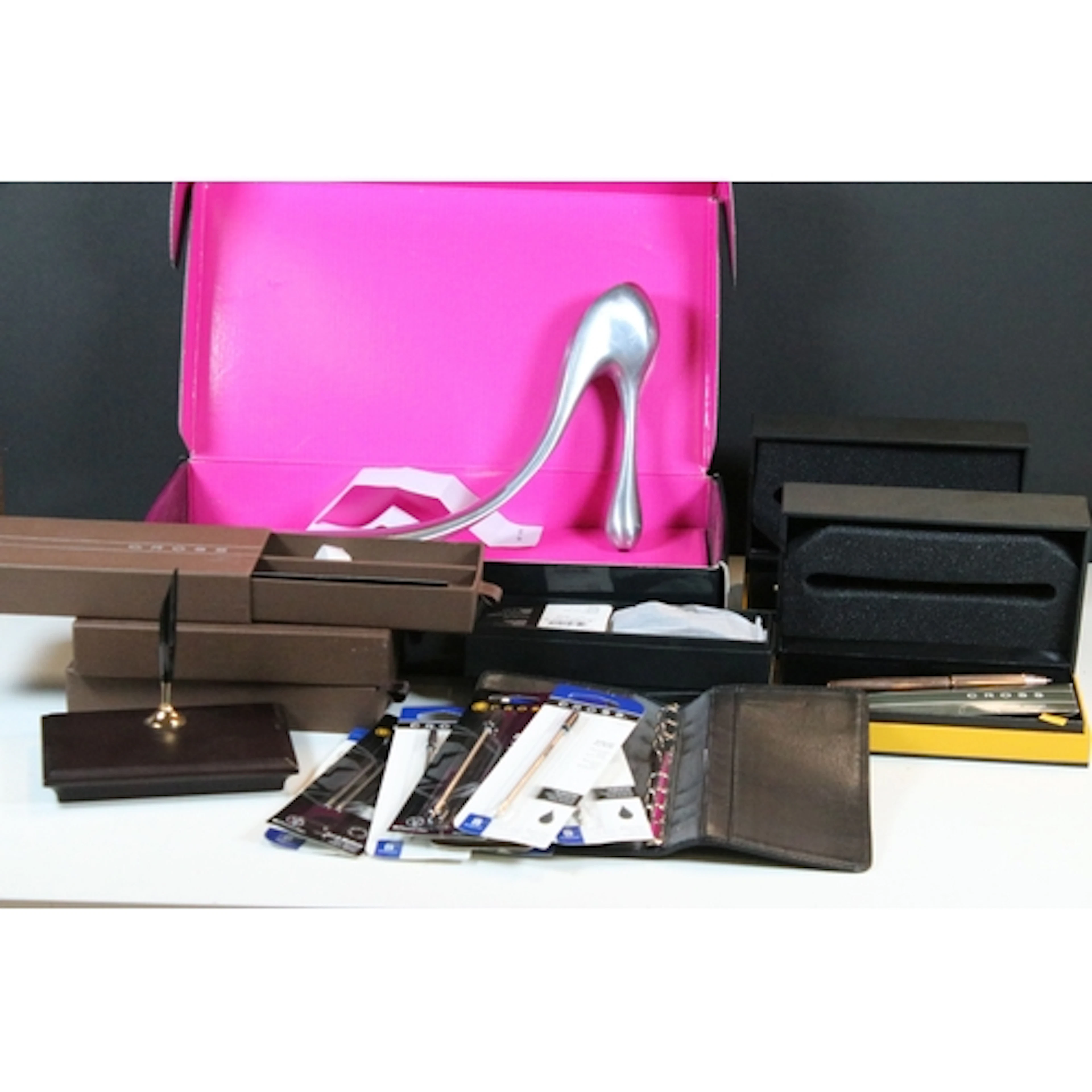 Collection of boxed Cross fountain pens, to comprise a 14ct ...