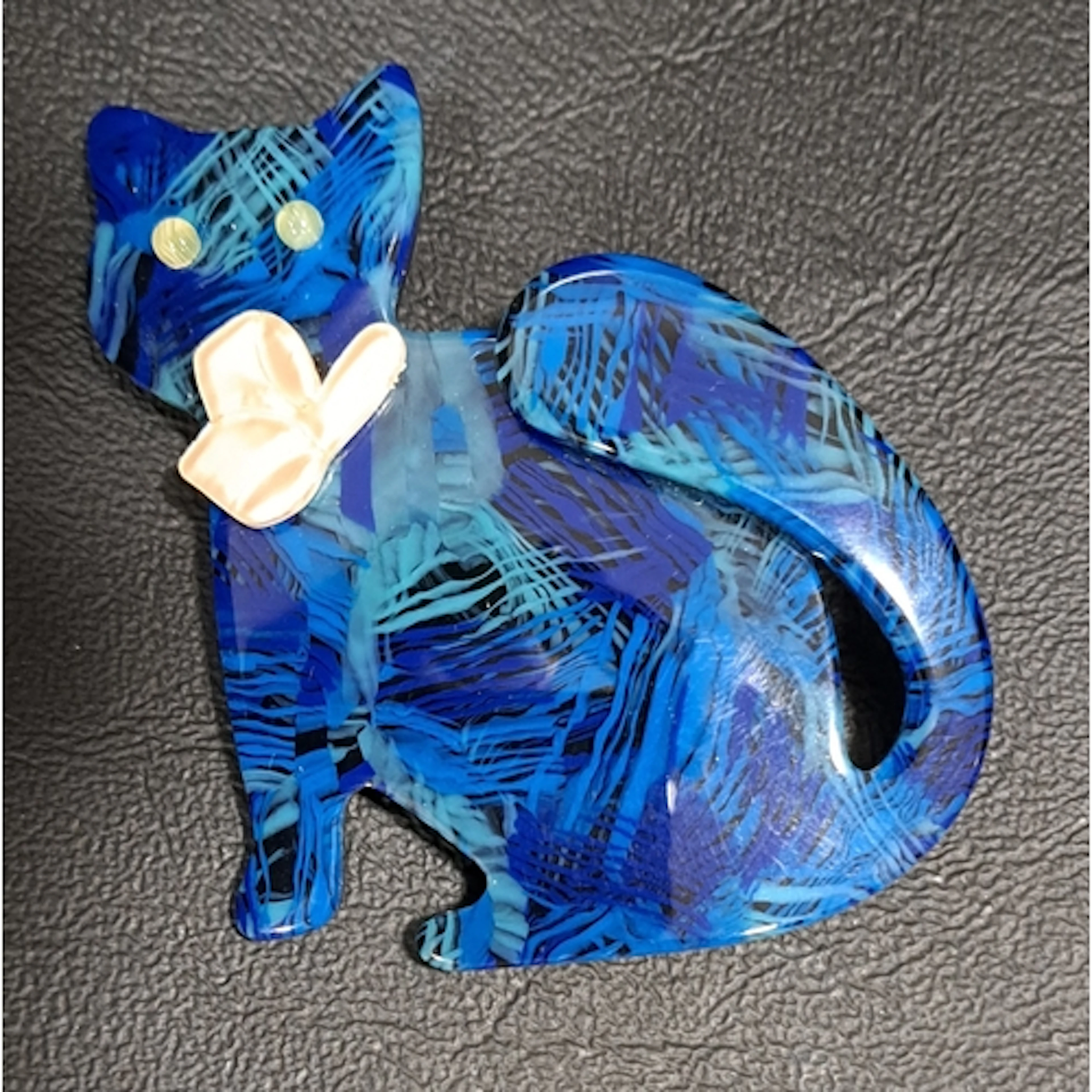 LEA STEIN WATCHING CAT BROOCH the body in shades of blue, wi...