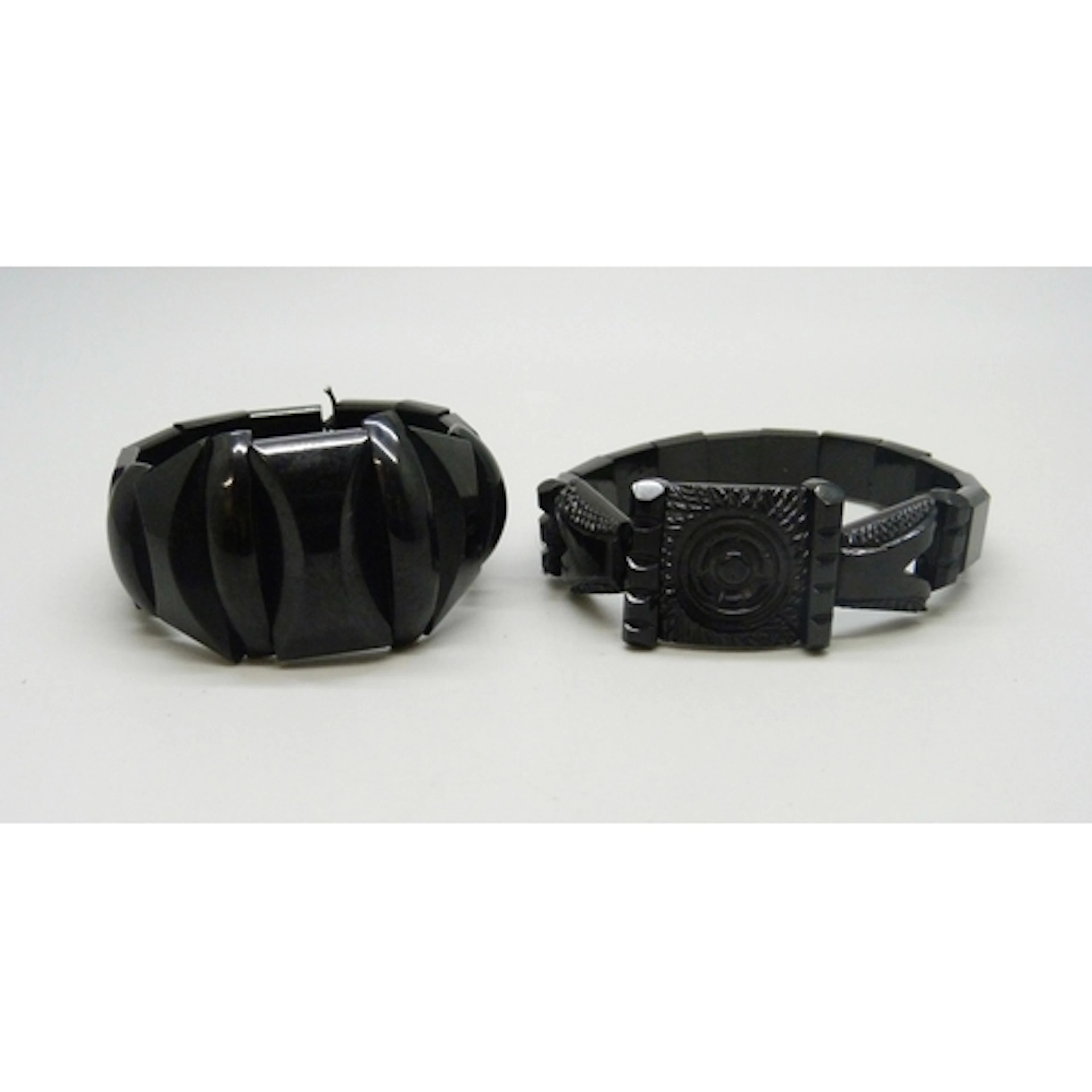 Two jet bracelets, 36g
