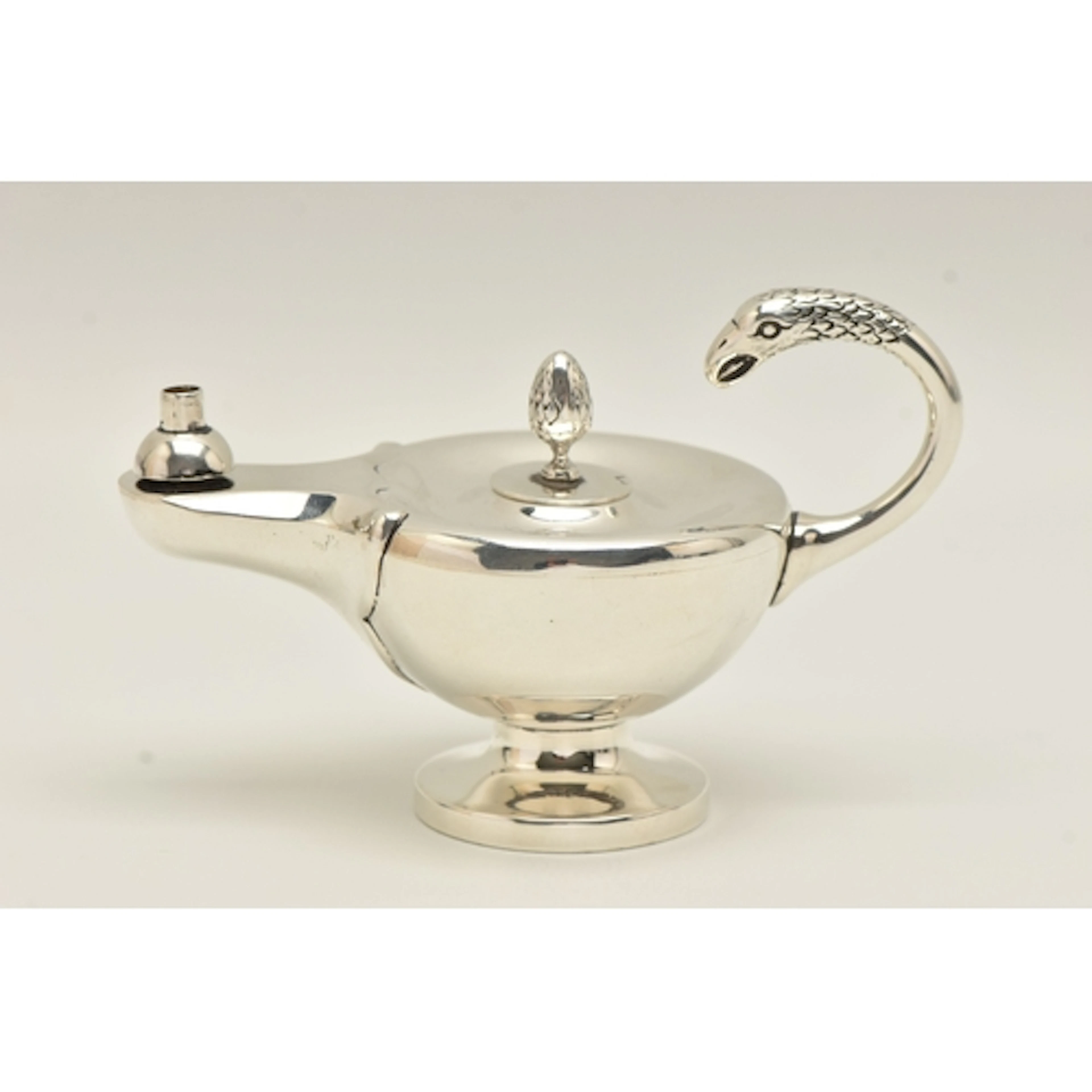 AN EARLY 20TH CENTURY MINIATURE SILVER, NOVELTY TABLE LIGHTE...