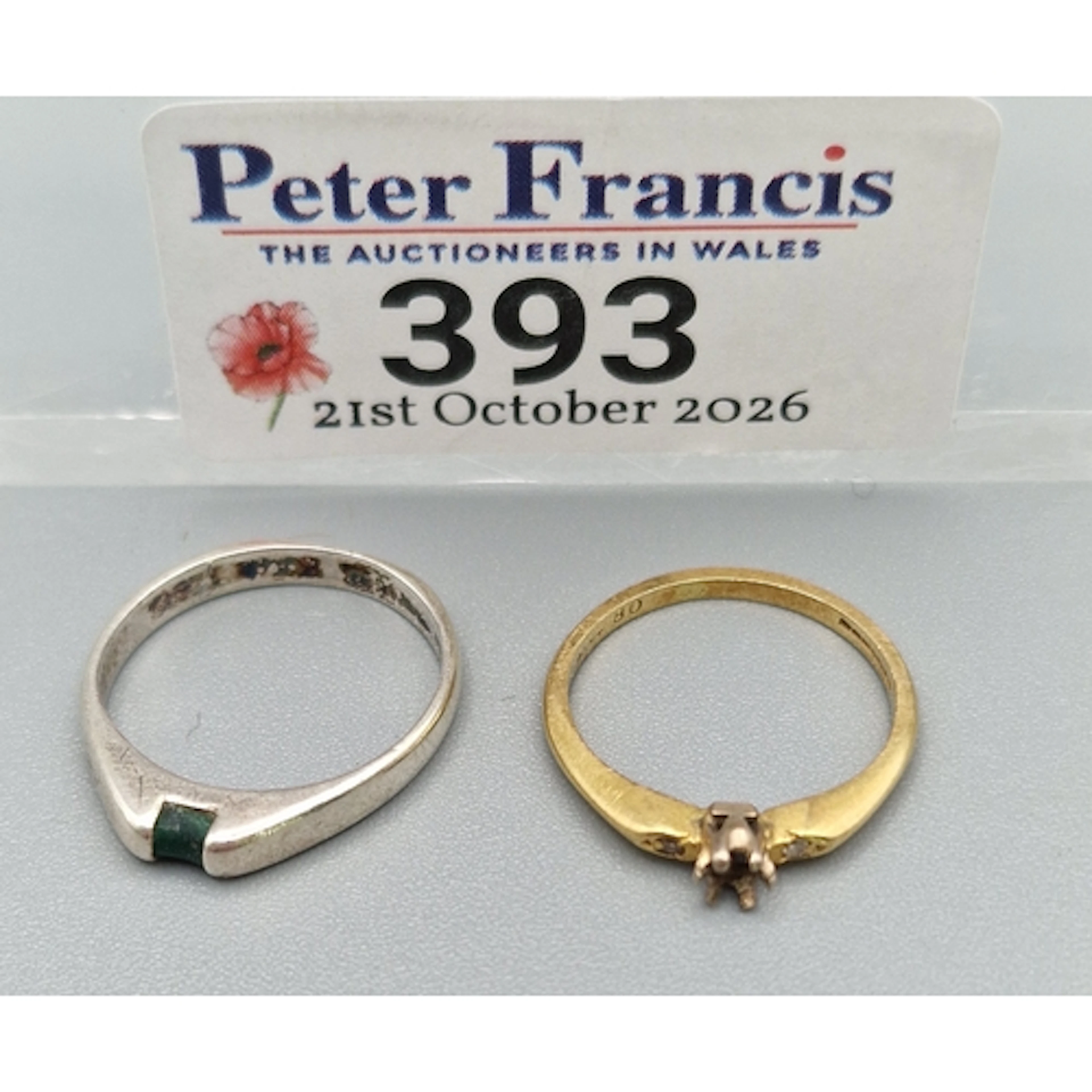 18ct gold diamond three stone ring (missing central stone). ...