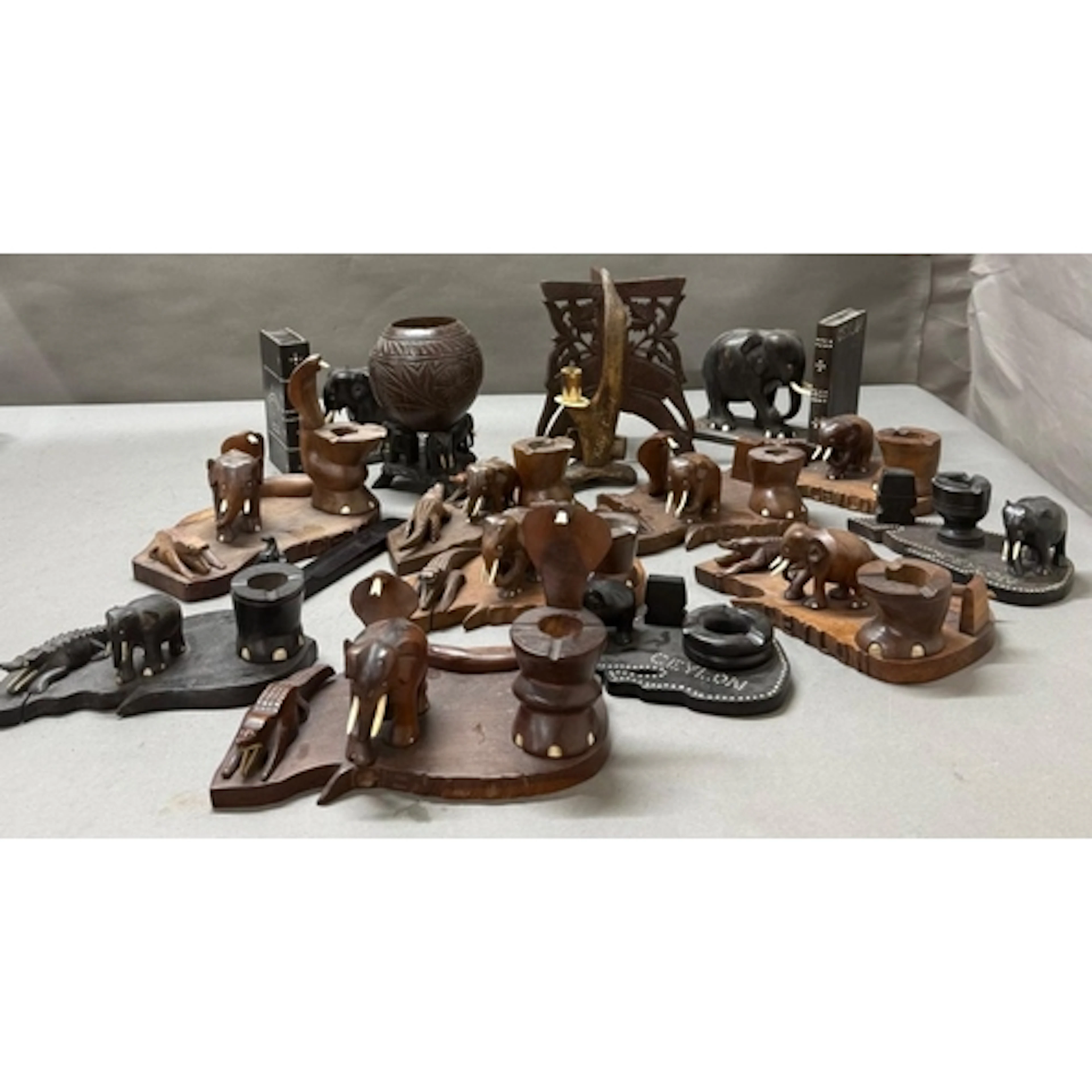 A selection of carved wooden Africana to include ashtrays, e...
