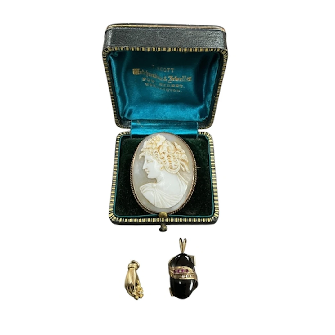 An early 20th century 9ct mounted oval cameo shell brooch, c...