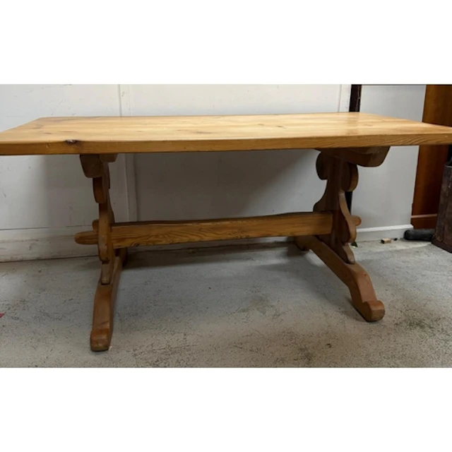 A pine peg end dining table on splayed legs H75cm W164cm D91...