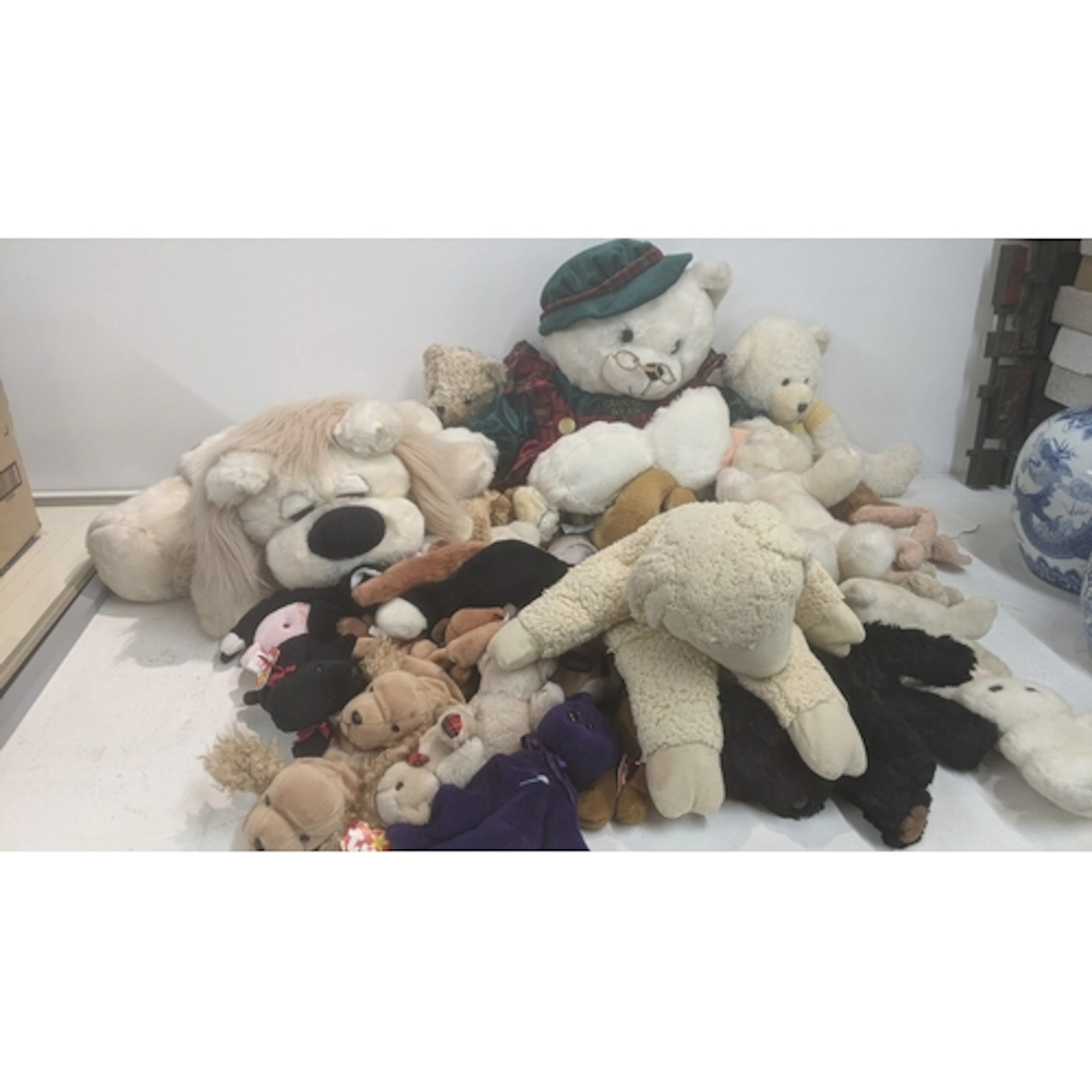 Stuffed toys to include various Ty Beanie Babies, a Dandee G...