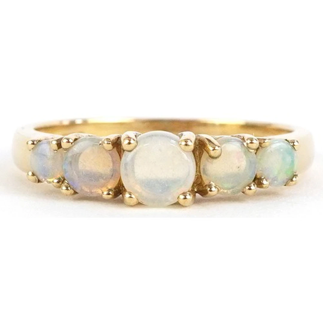 9ct gold graduated opal ring, size Q/R, 2.8g.