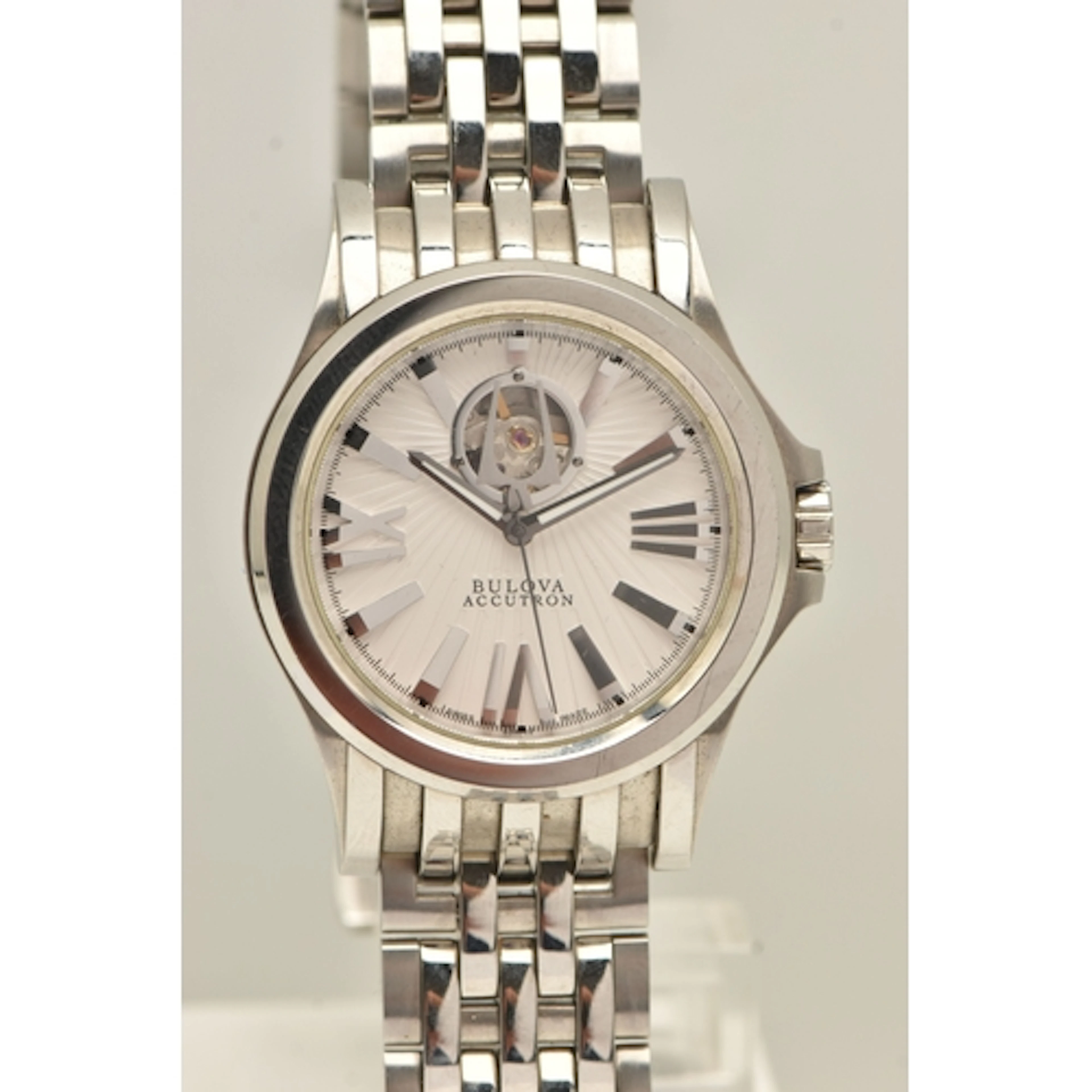 A GENTS BOXED 'BULOVA ACCUTRON' STAINLESS STEEL WRISTWATCH, ...