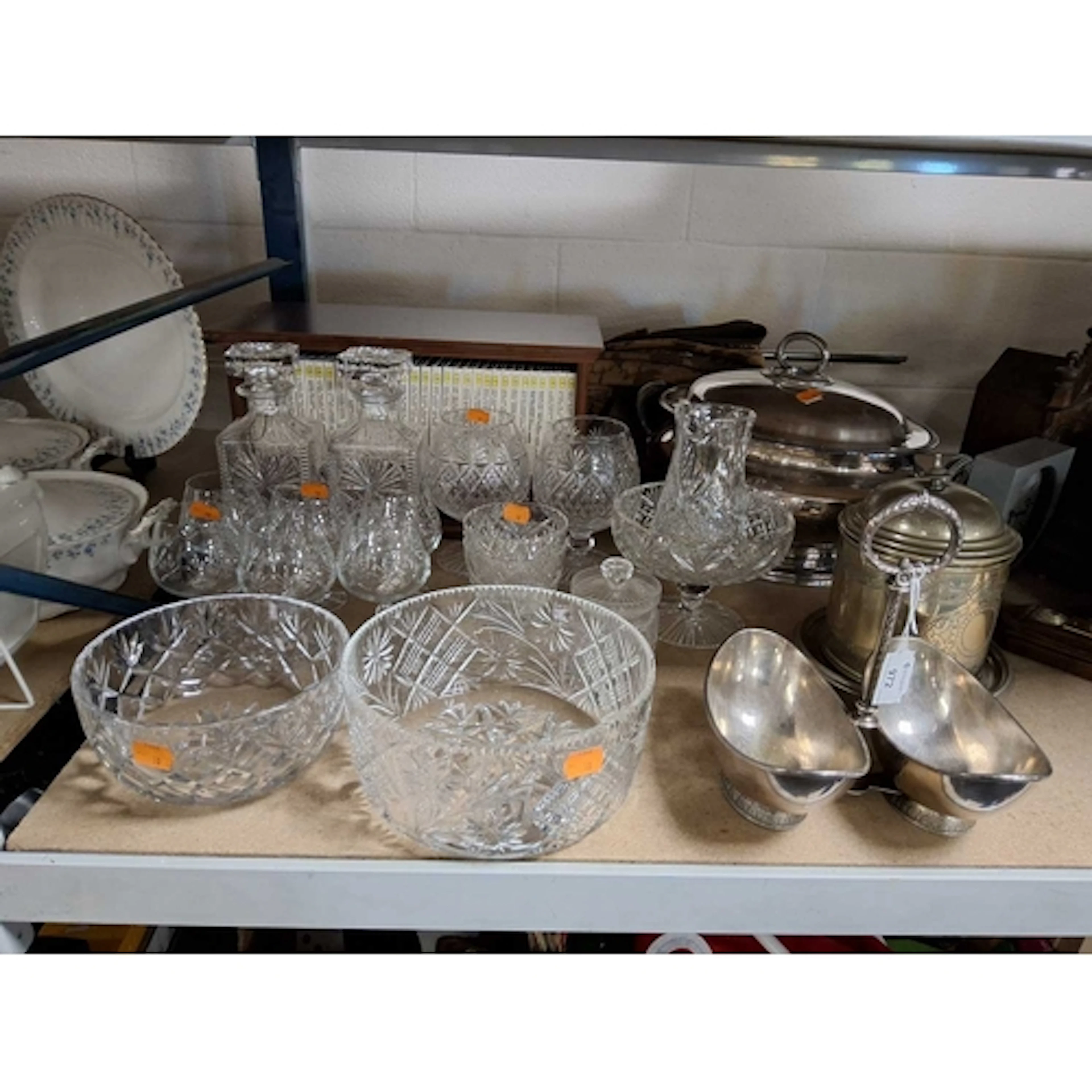 A GROUP OF GENERAL HOUSEHOLD ITEMS to include a wall hanging...