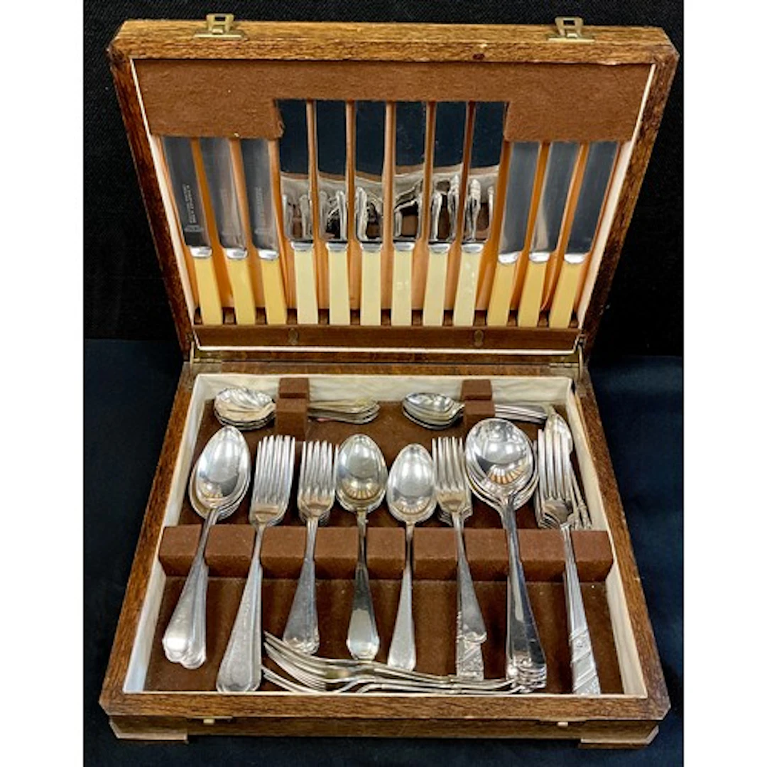 A canteen of silver plated flatware, comprising dinner forks...