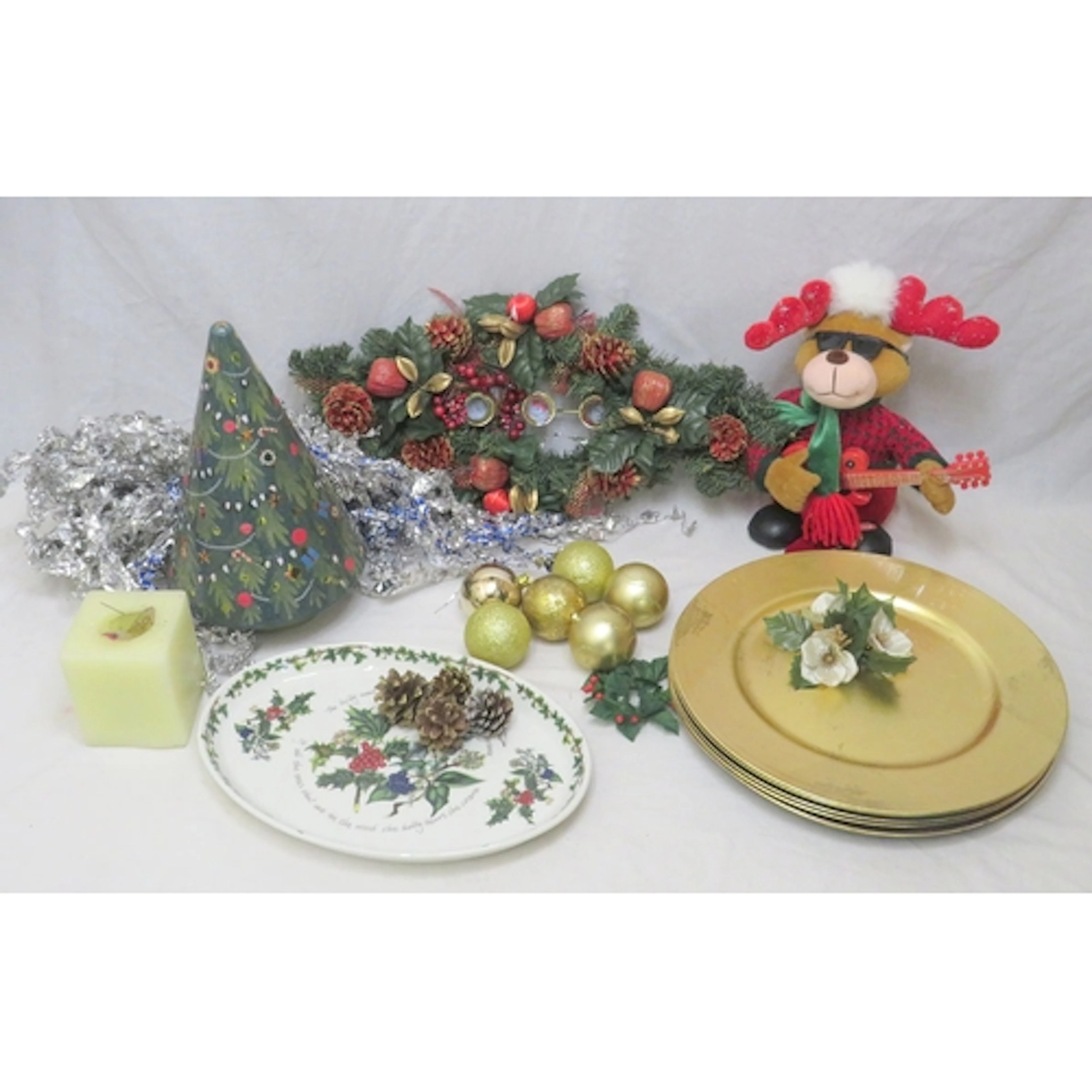 Christmas Decorations incl. 5 gold charger plates, empty mus...
