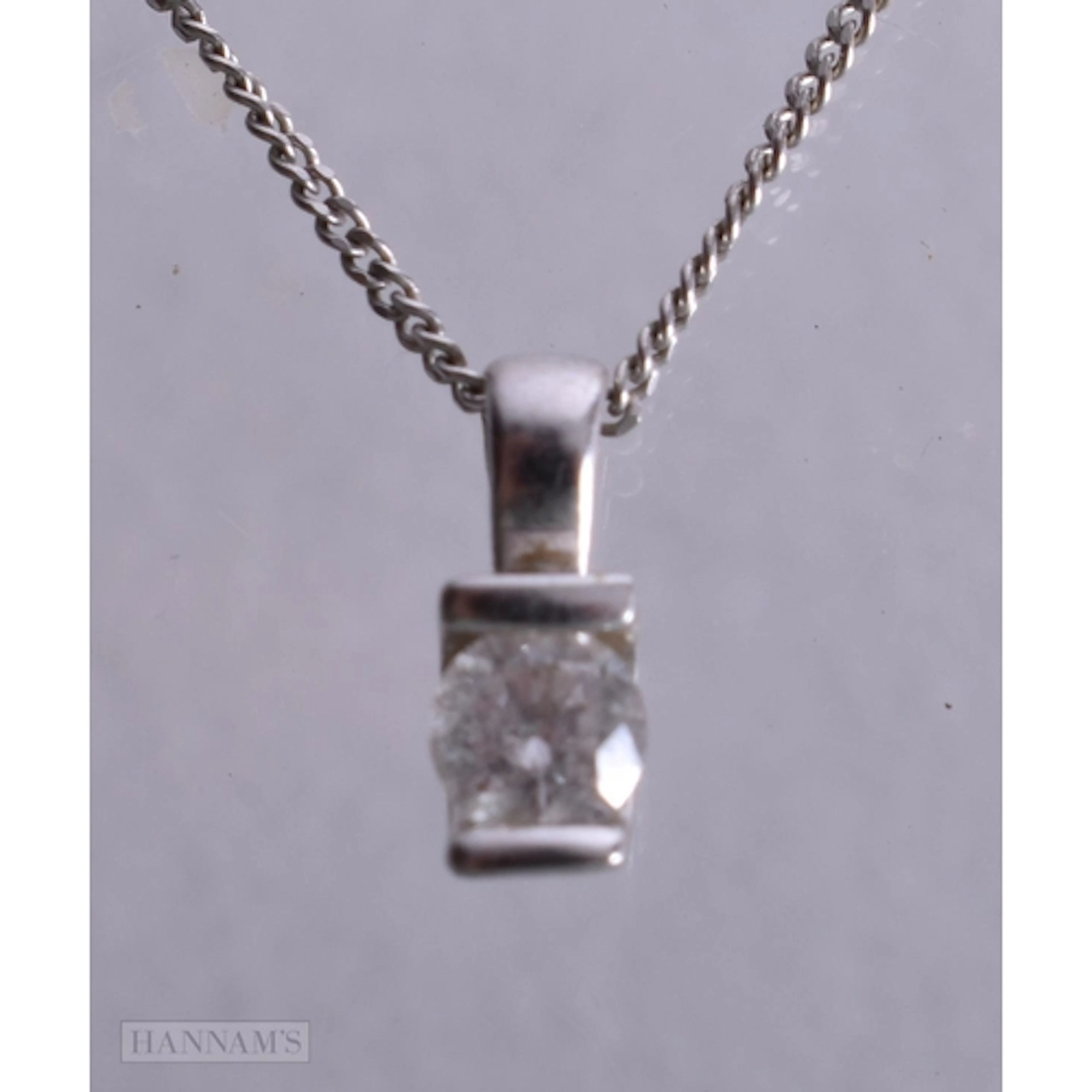 9ct white gold diamond solitaire pendant necklace (1.3g). 42...