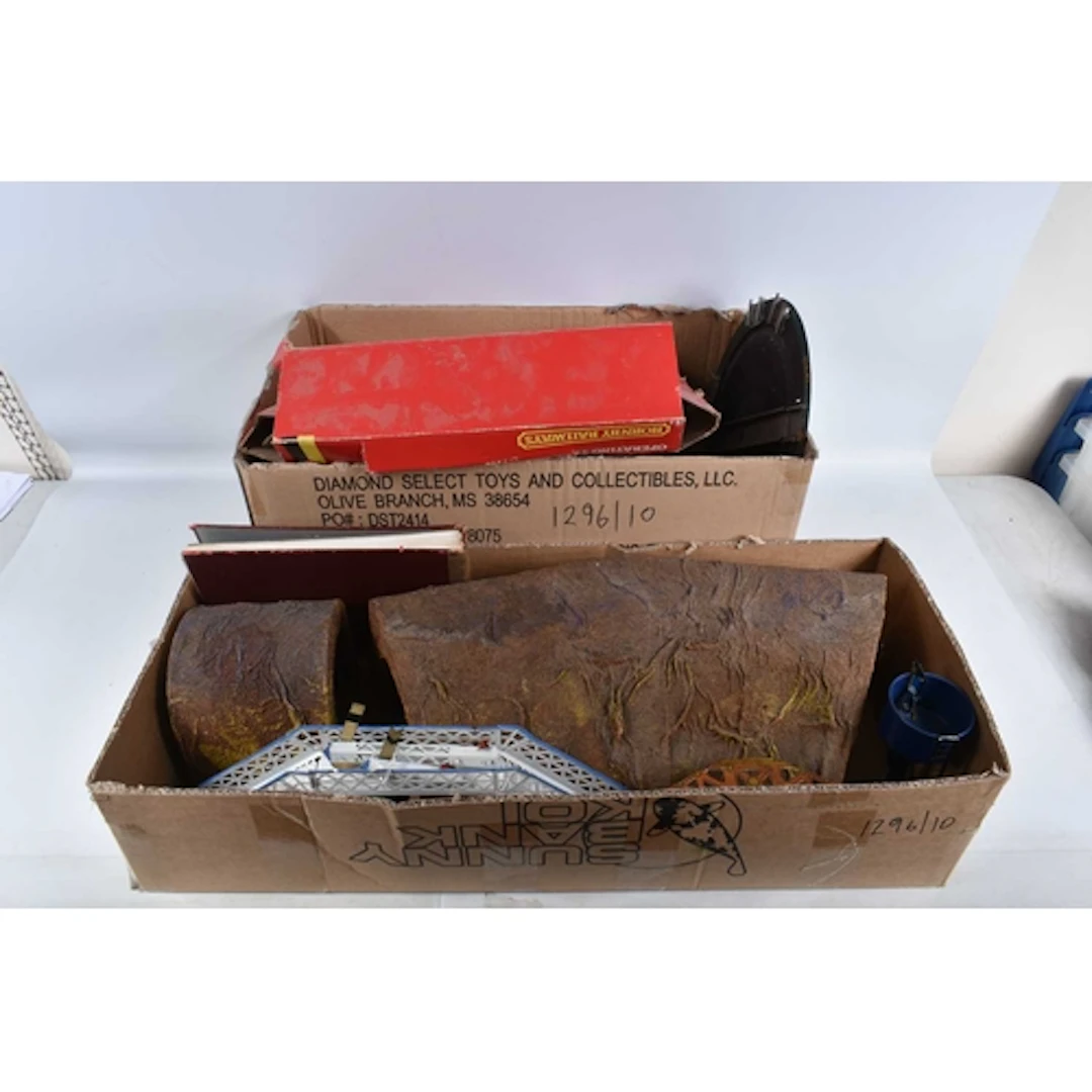 A QUANTITY OF UNBOXED ASSORTED O GAUGE LINESIDE BUILDINGS AN...