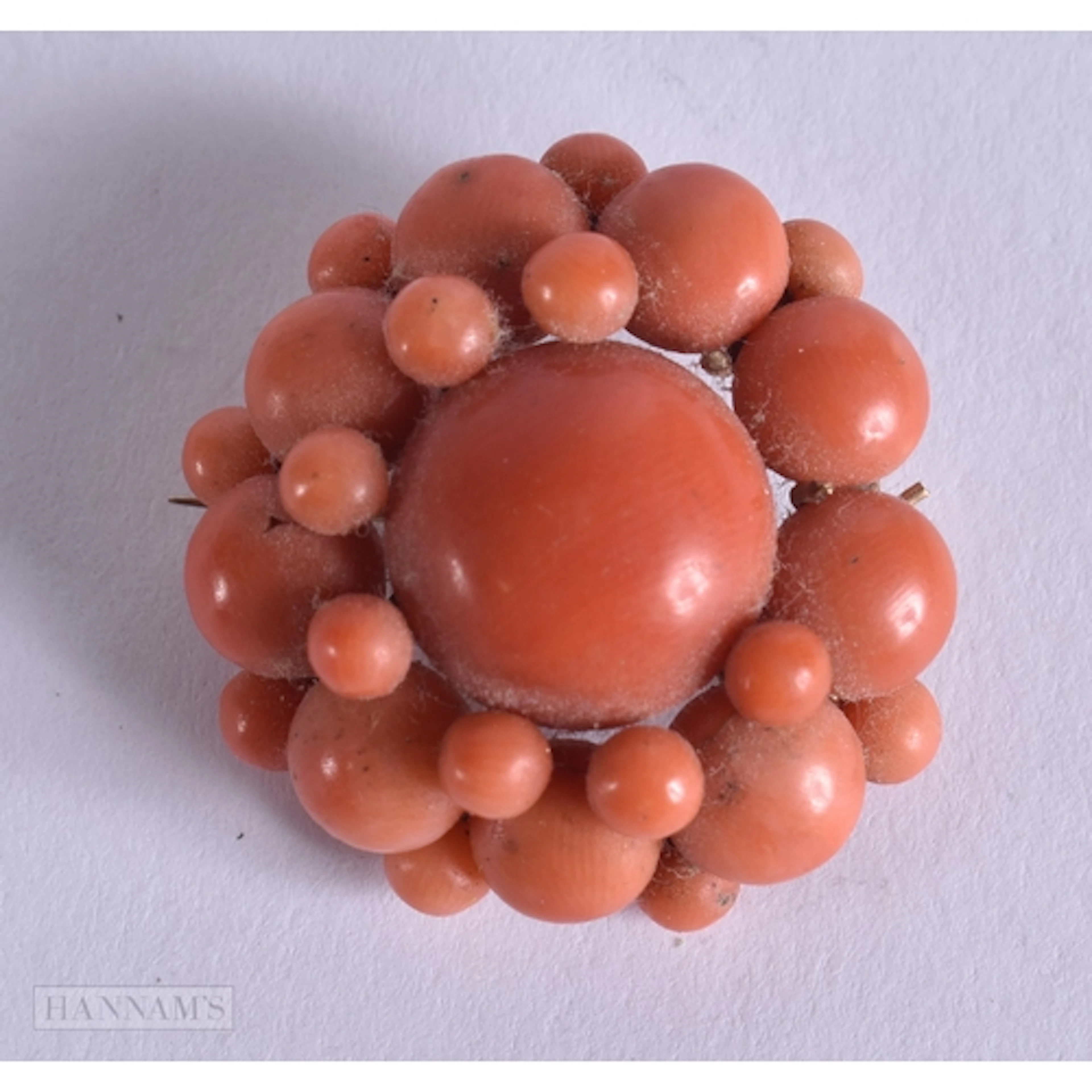 AN ANTIQUE YELLOW METAL CORAL BROOCH. 11.4 grams. 3 cm wide.