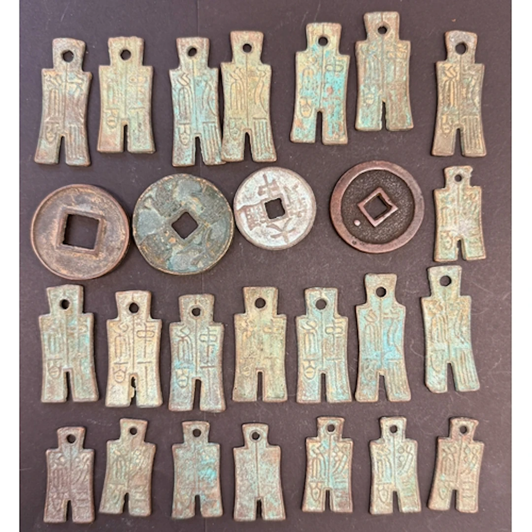 A group of x25 Chinese bronze pieces of ancient money type, ...
