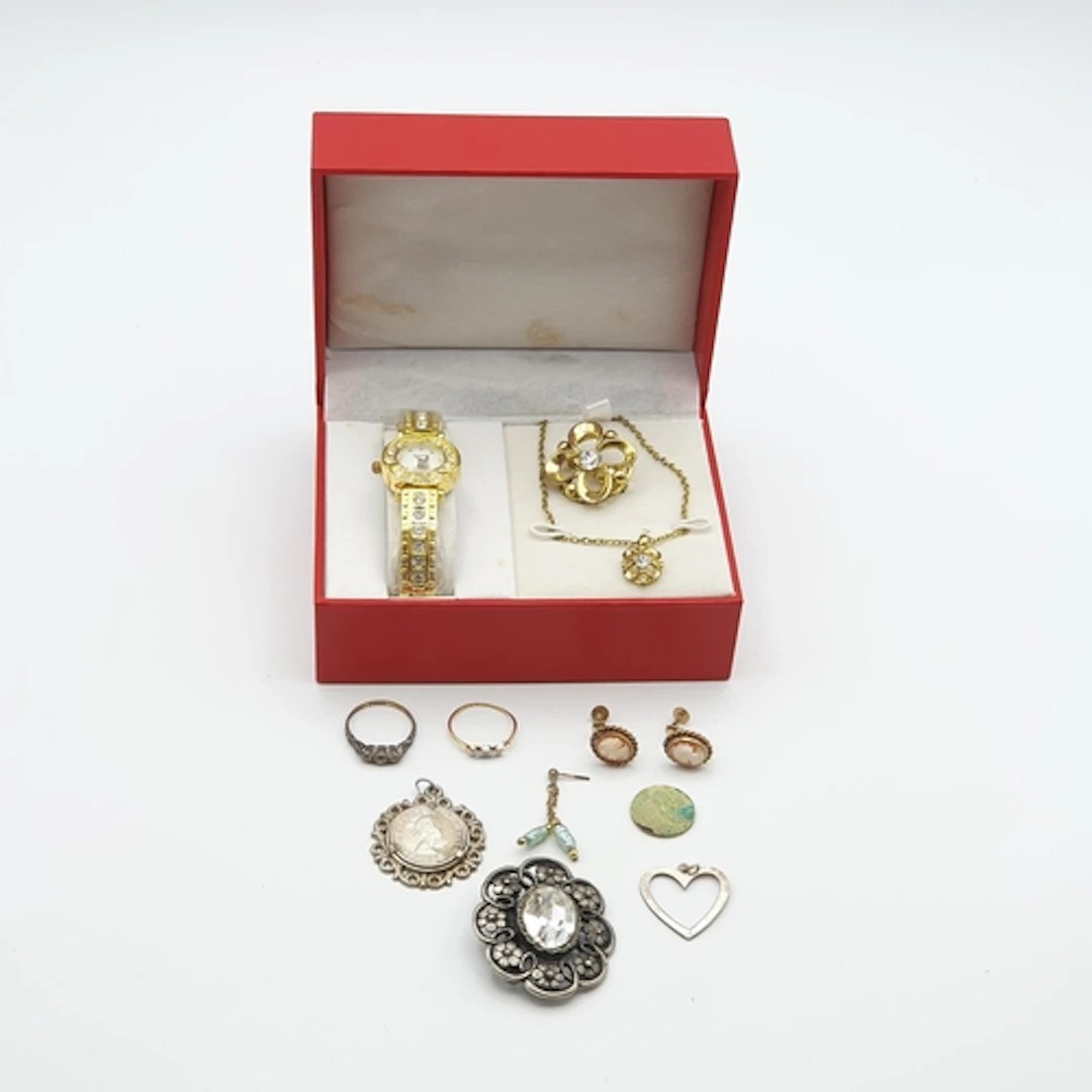 A pair of 9ct gold Earrings set carved shell cameos, 3.1gms ...