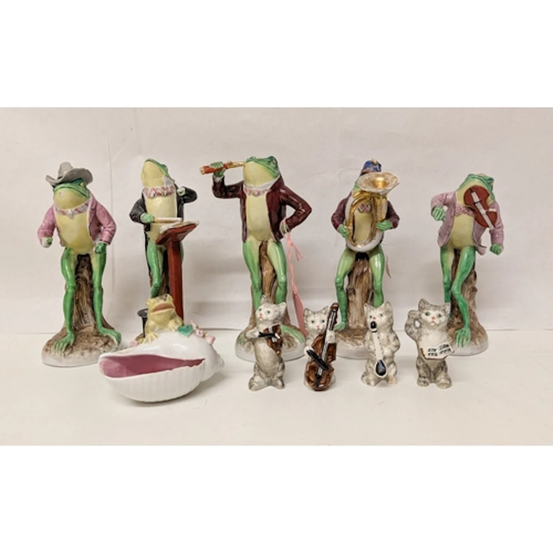 A five piece frog band together with a four piece Beswick ca...