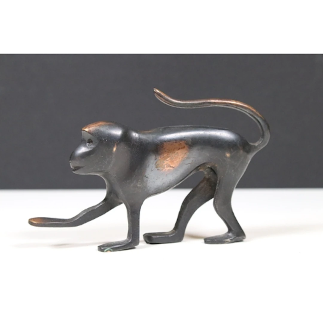 Bronze model of a monkey walking on all fours, 11cm long