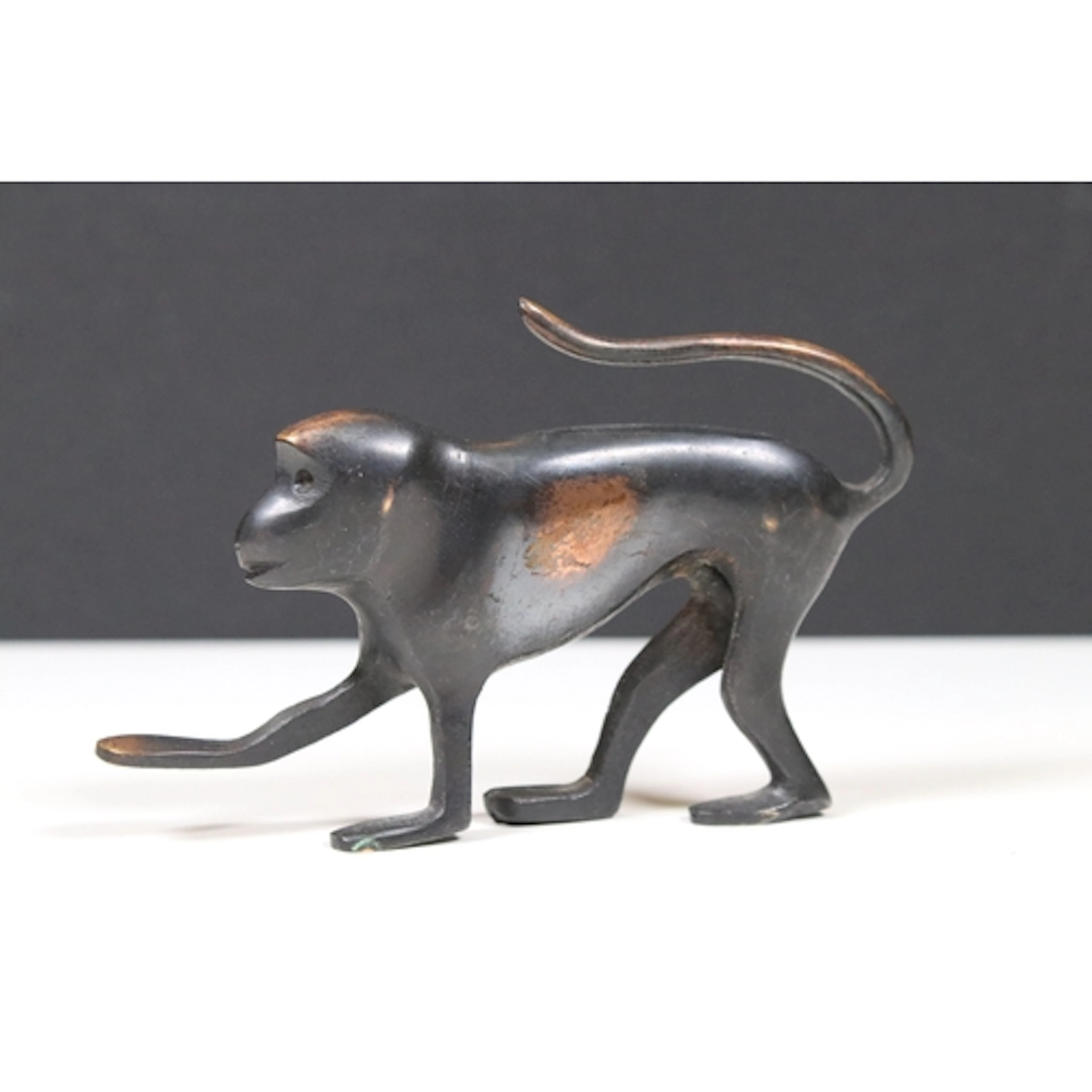 Bronze model of a monkey walking on all fours, 11cm long