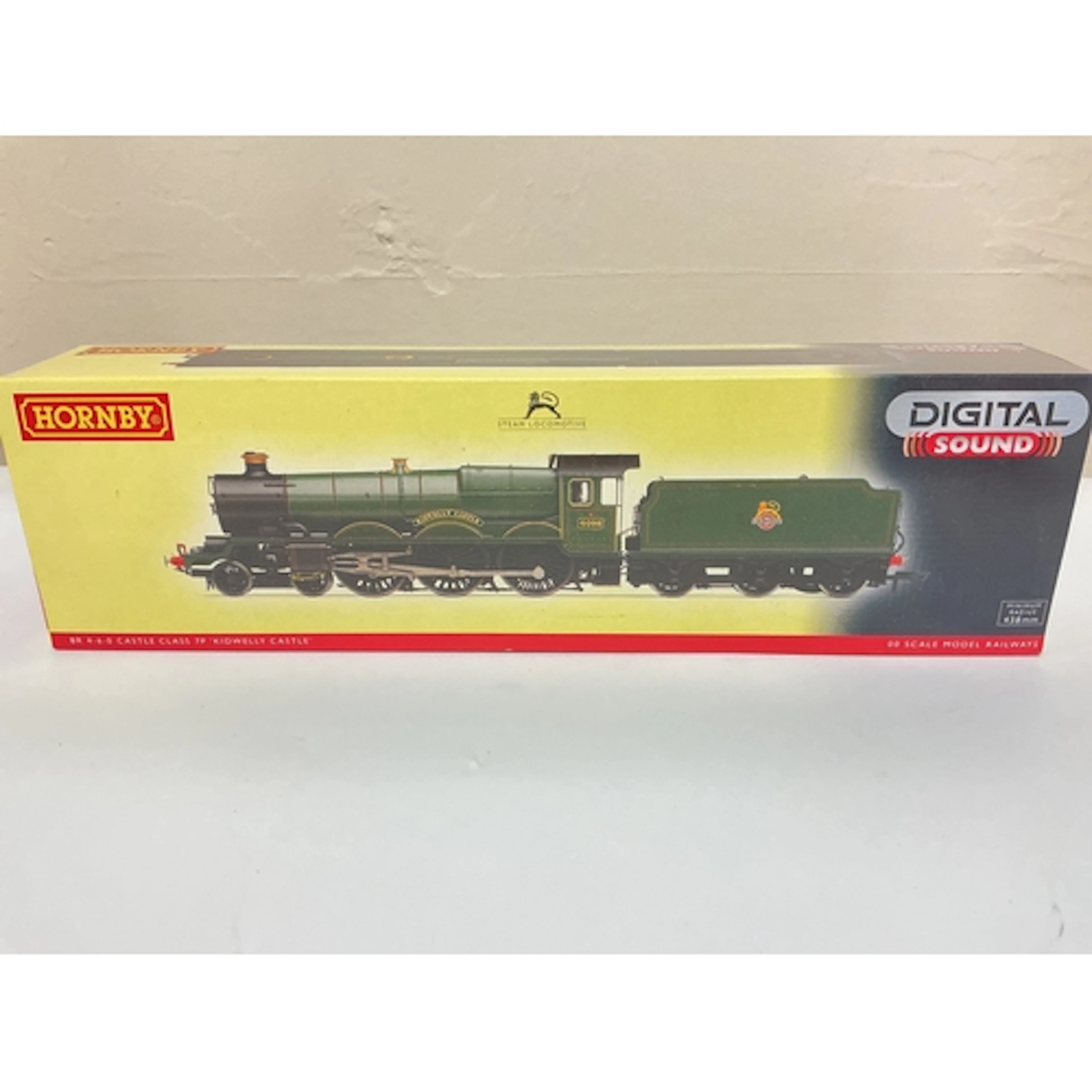 A Boxed Hornby Early BR Castle Class Locomotive 4098 Kidwell...