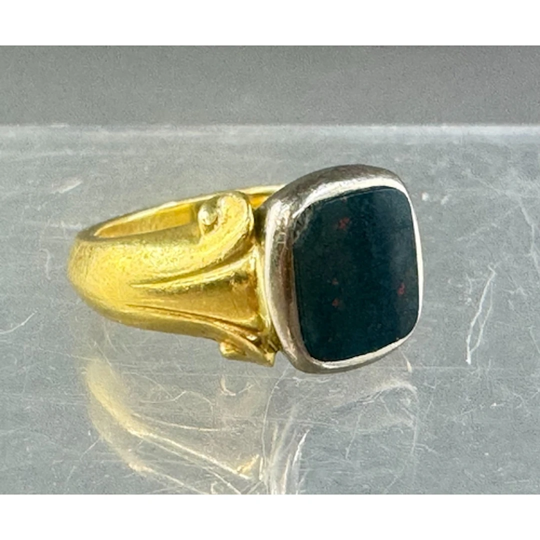 Jewellery: a gentleman's 18ct yellow gold signet ring, Londo...