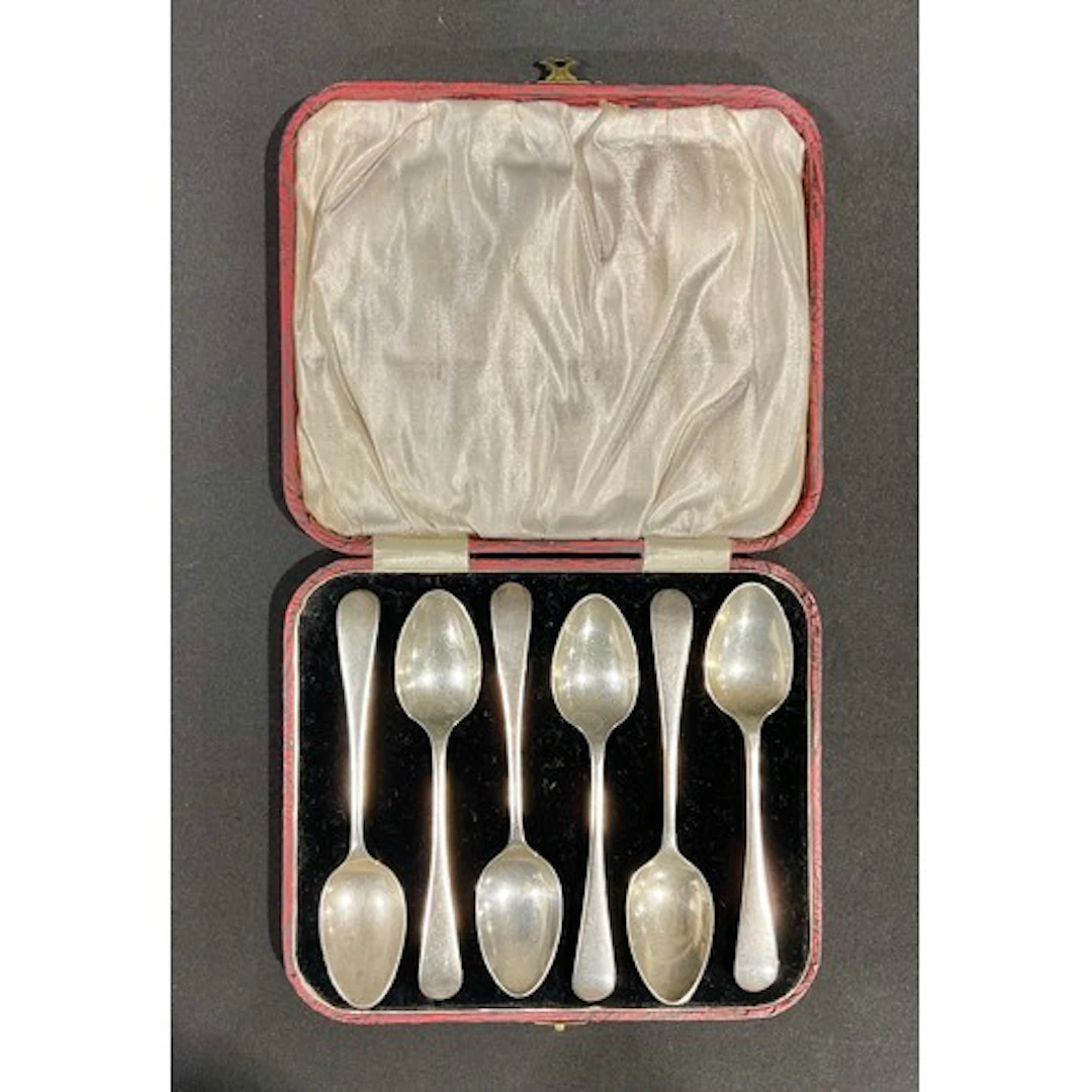 A set of six George V silver Old English pattern teaspoons, ...