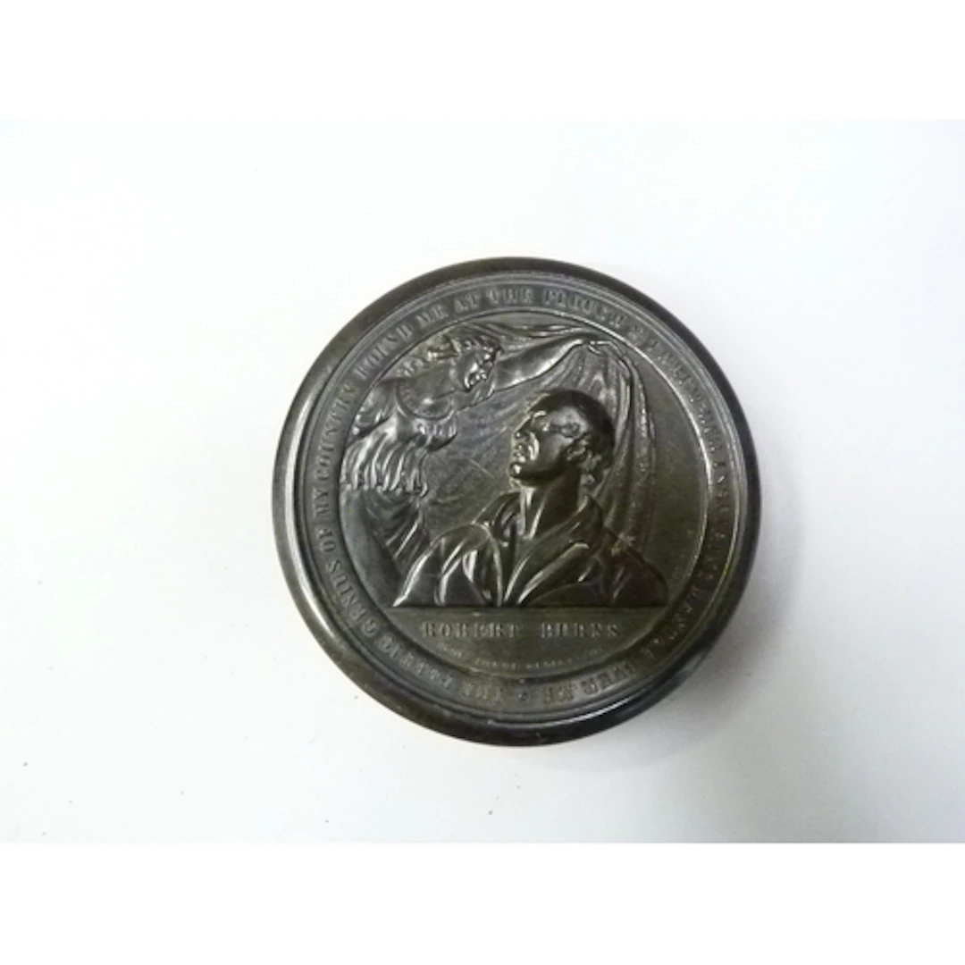 Horn snuff box with cover of cylindrical form depicting a ra...