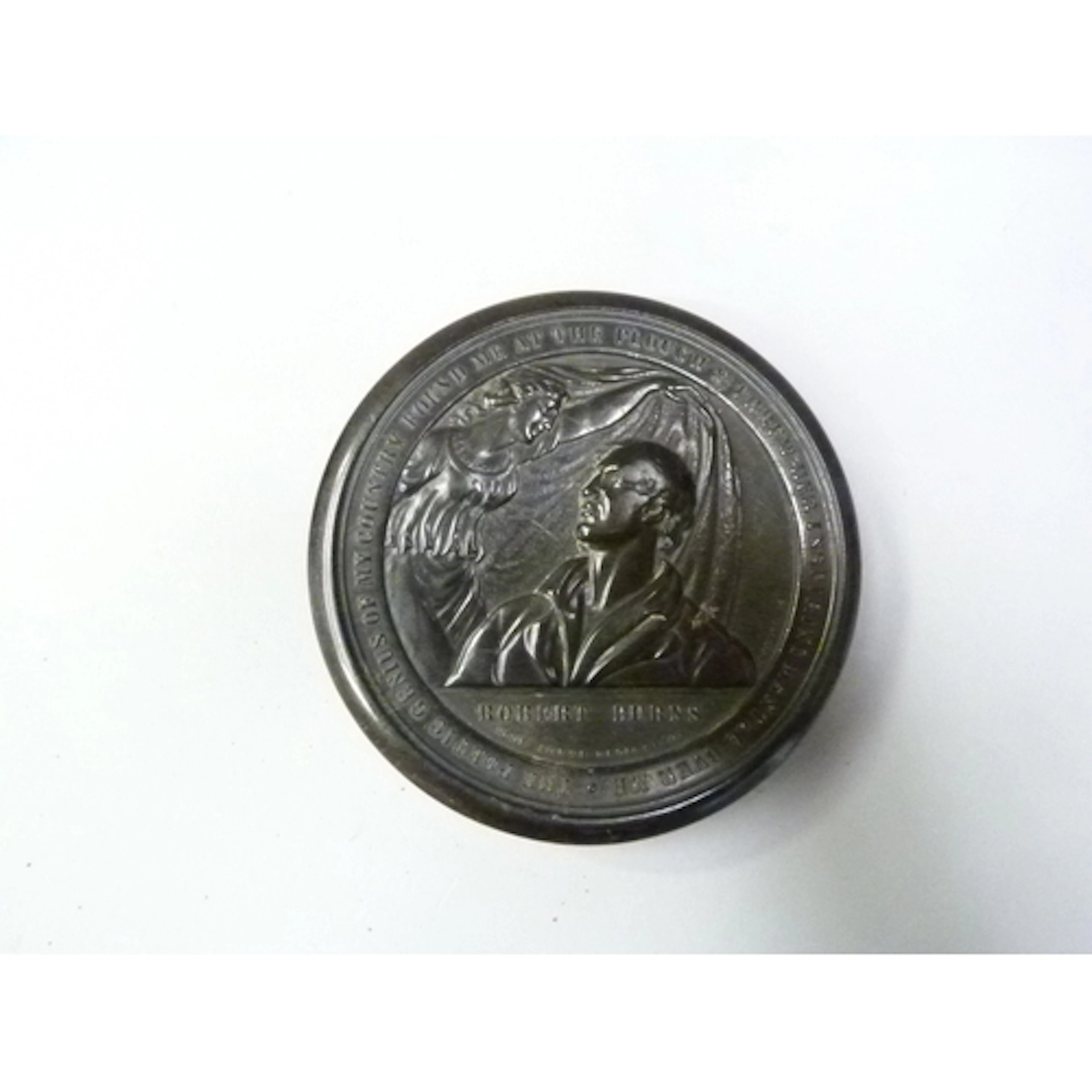 Horn snuff box with cover of cylindrical form depicting a ra...