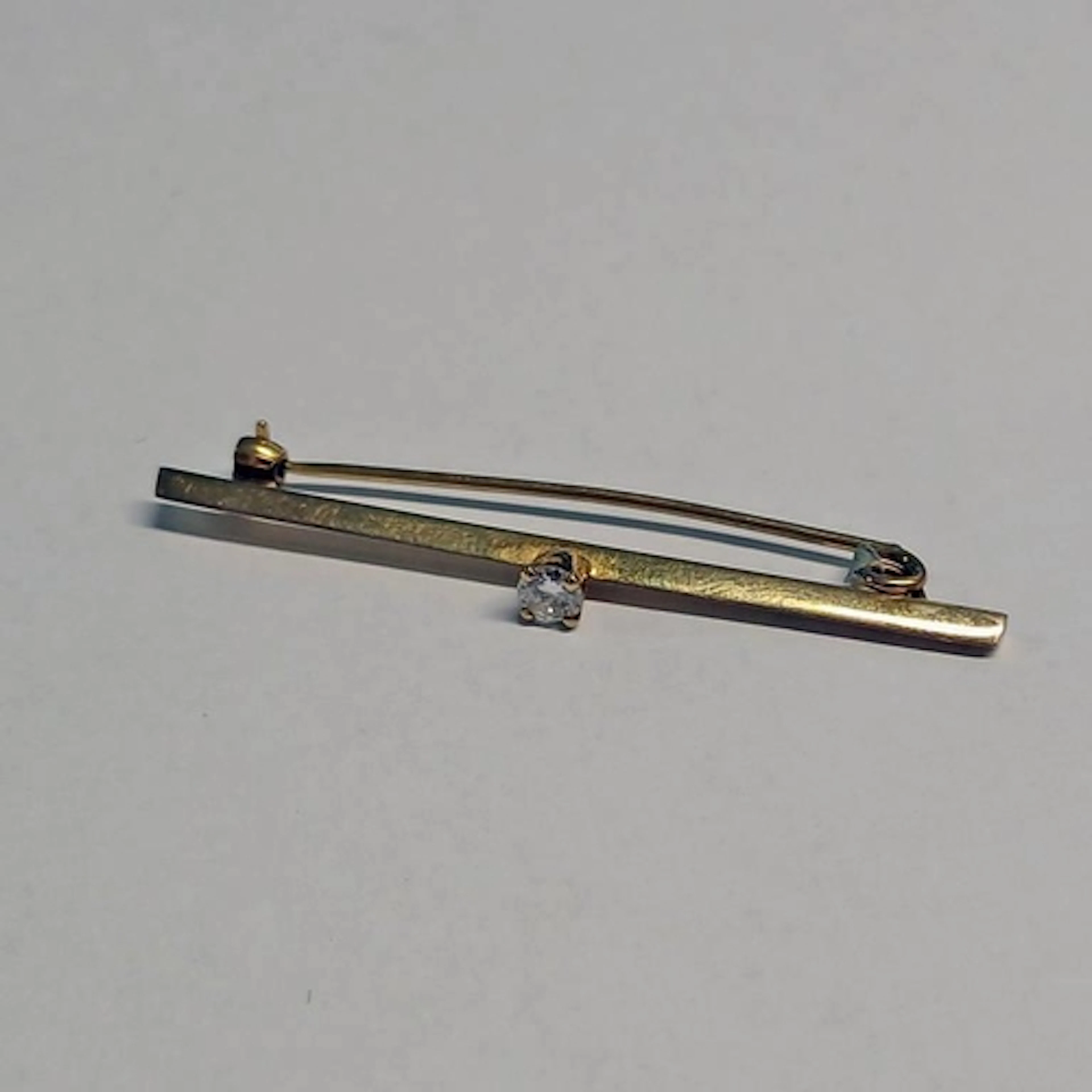 9CT GOLD DIAMOND SET BAR BROOCH, THE BRILLIANT CUT DIAMOND A...