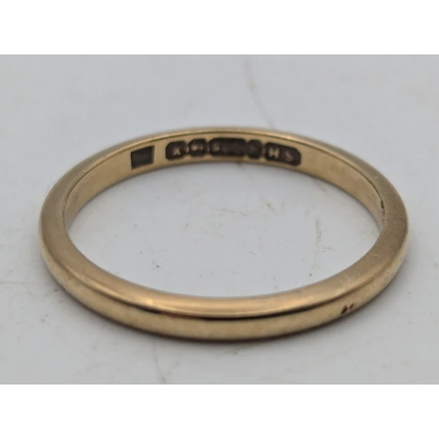 A 9ct yellow gold wedding band, stamped 375, with British ha...