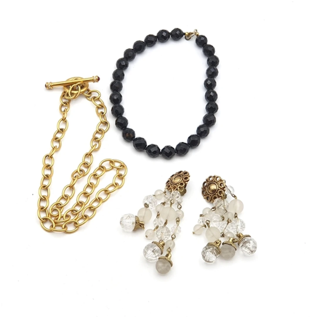 A collection of vintage Costume Jewellery including a gilt m...
