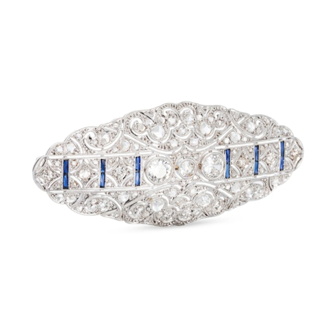 AN ART DECO DIAMOND PLAQUE BROOCH, set with three old cut di...