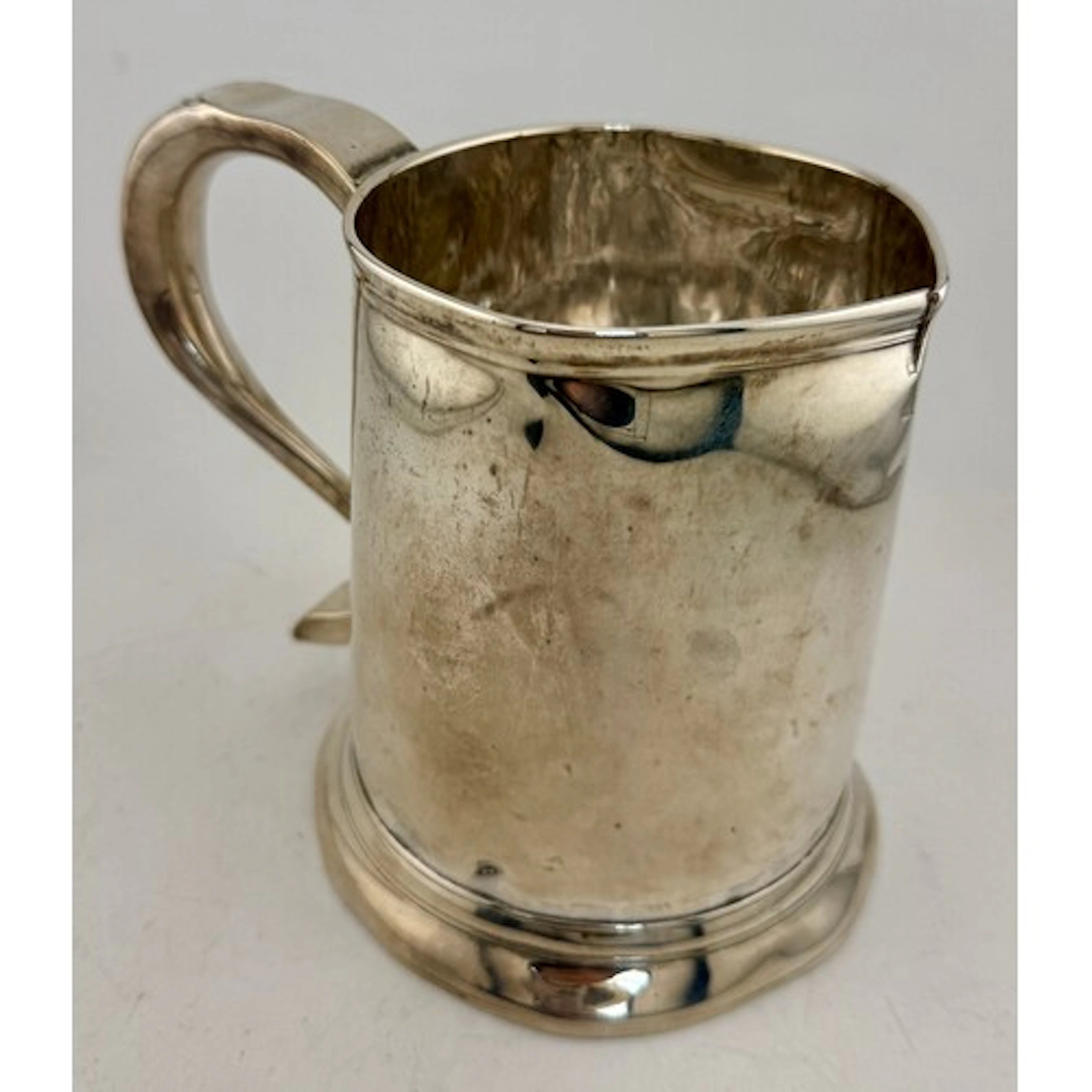A hallmarked silver tankard. Newcastle 1753, maker Isaac Coo...