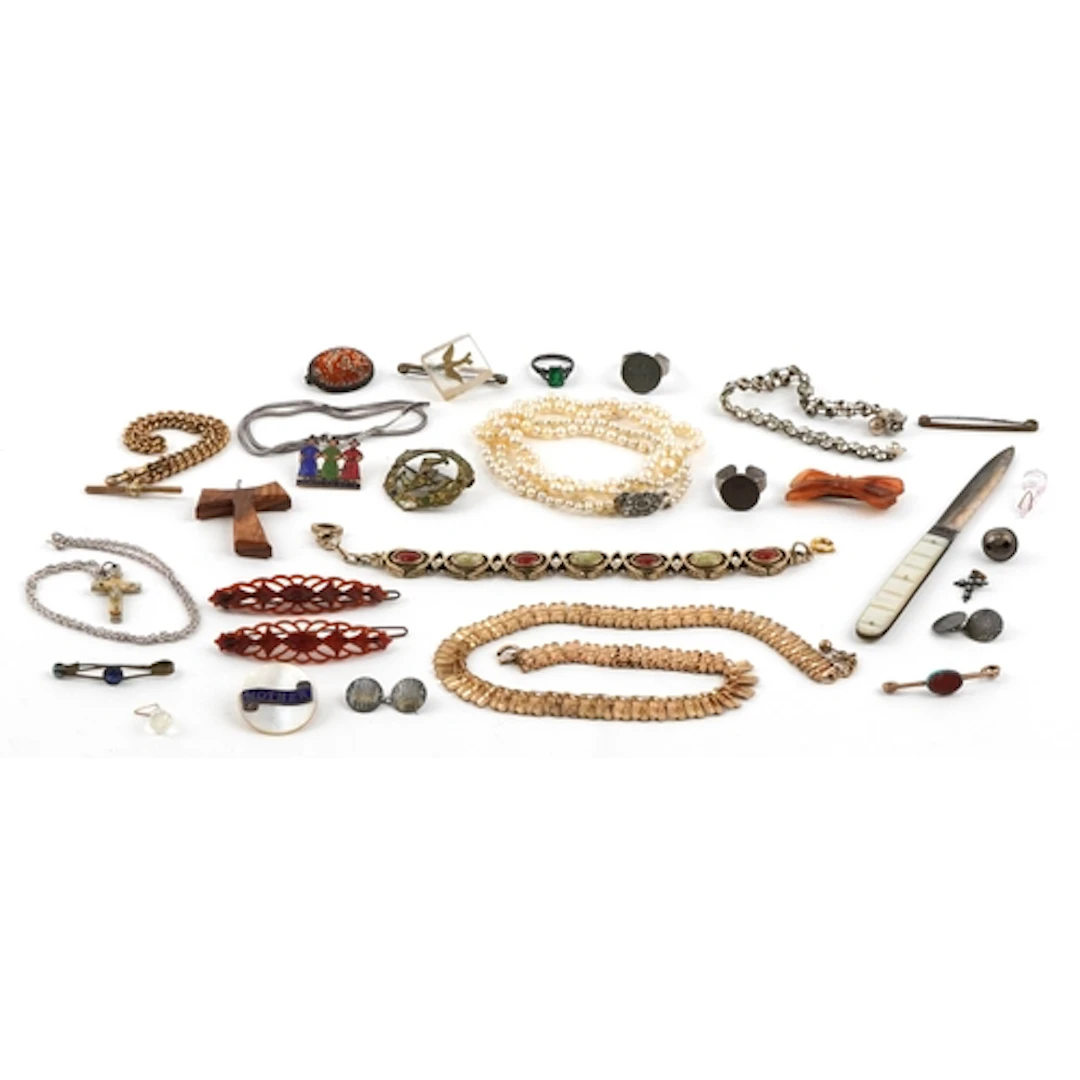 Antique and later jewellery including a moss agate brooch, a...