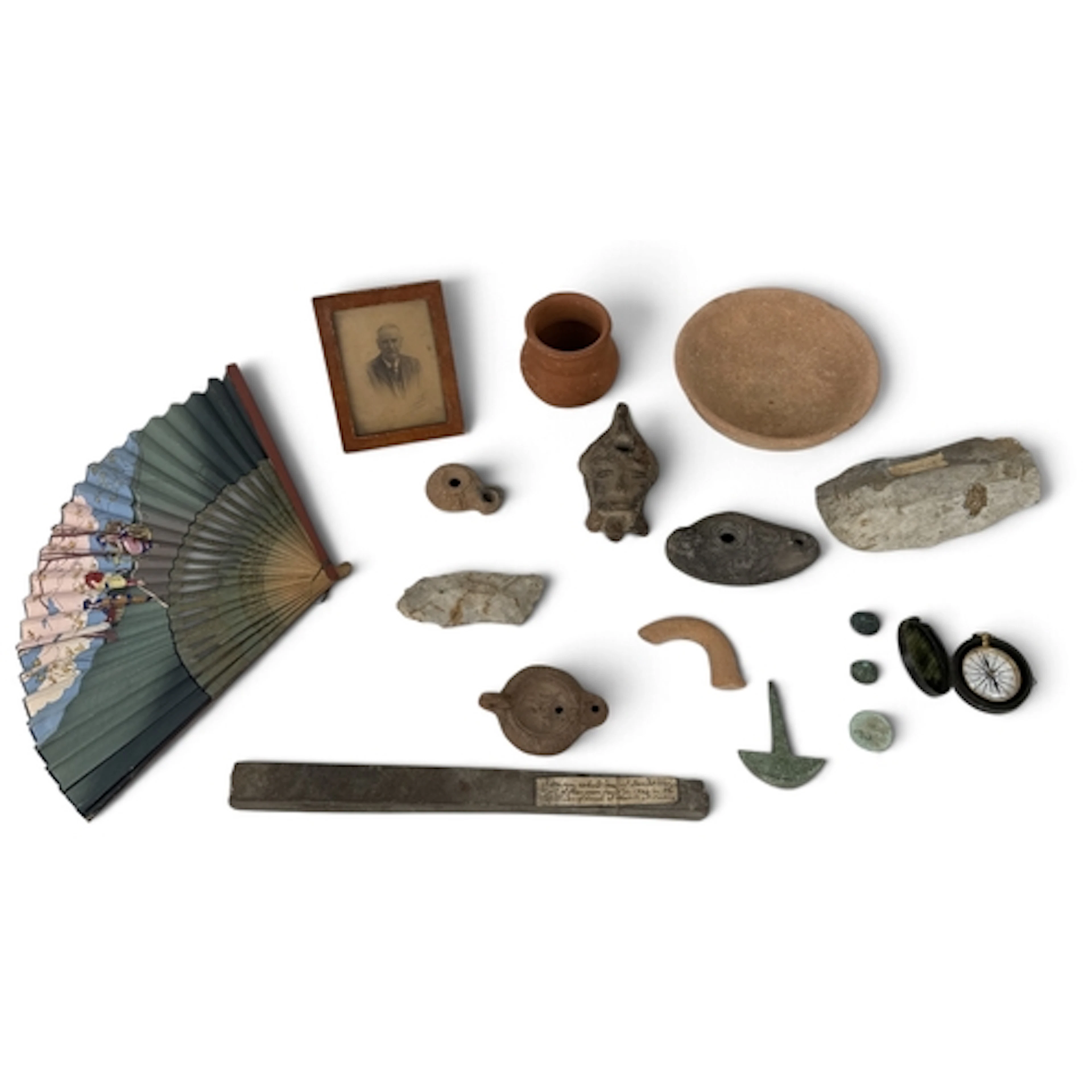 A COLLECTION OF ANTIQUITIES TO INCLDE ROMAN OIL LAMPS, A POT...