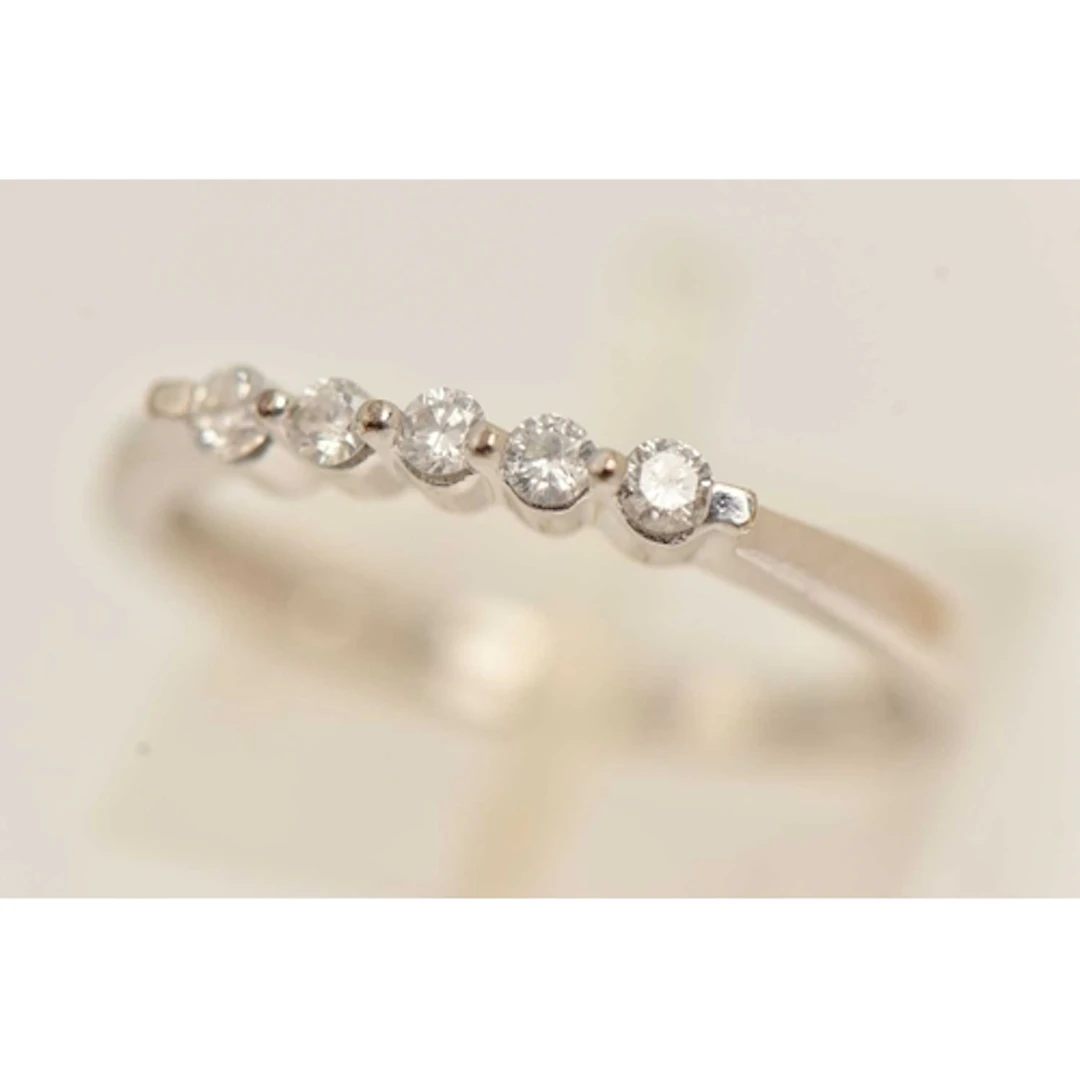 A 9CT WHITE GOLD FIVE STONE DIAMOND RING, five round brillia...