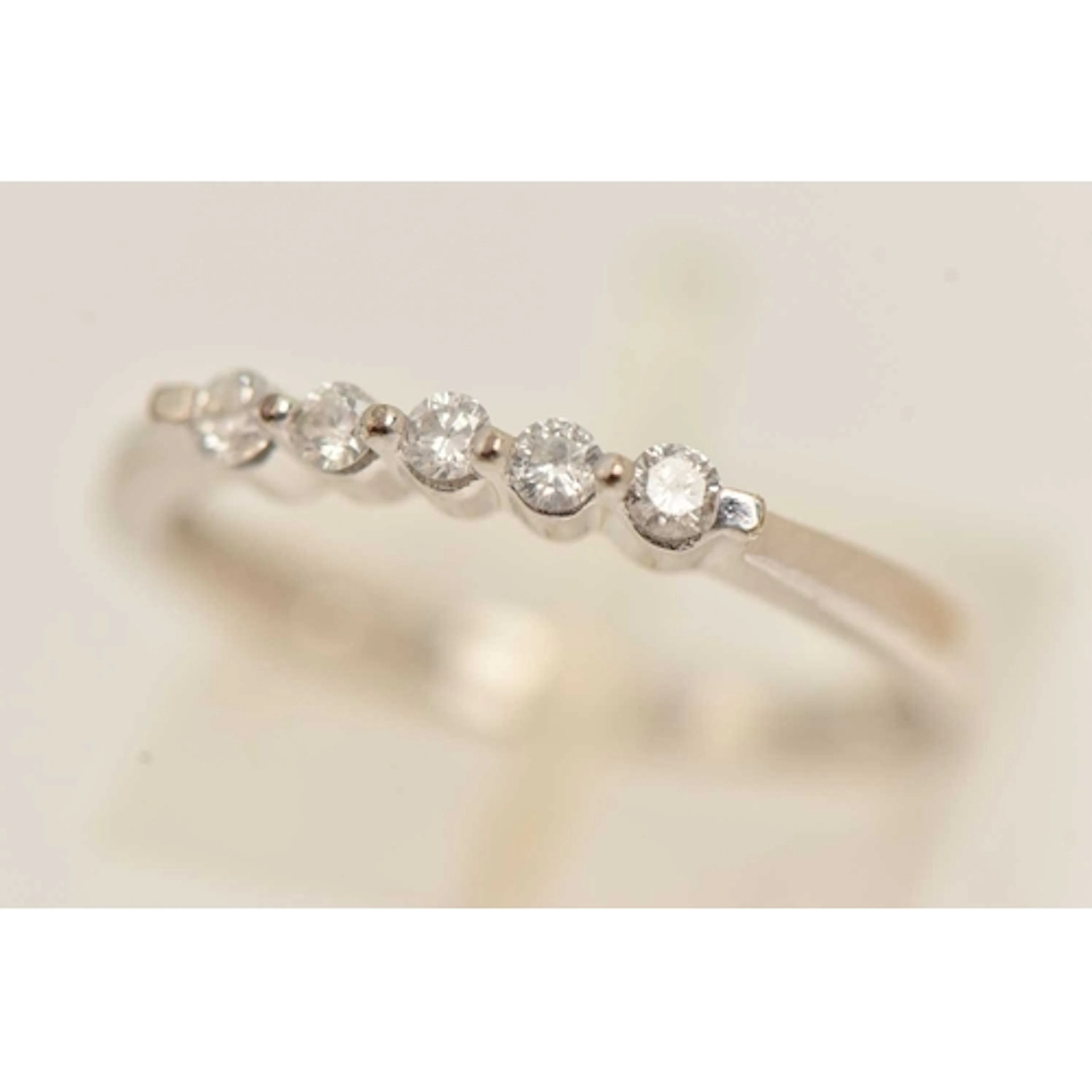 A 9CT WHITE GOLD FIVE STONE DIAMOND RING, five round brillia...