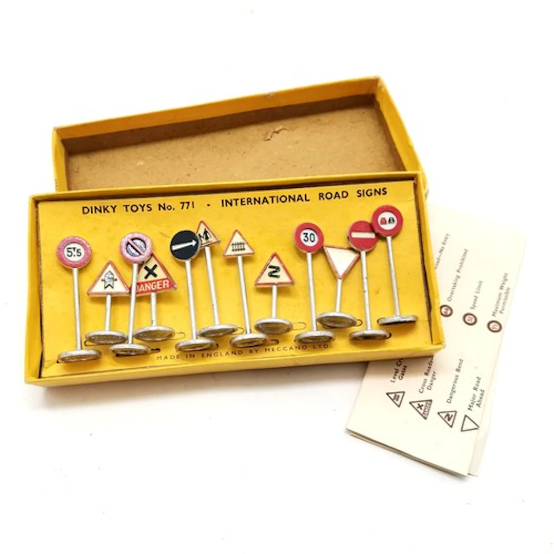 Dinky toys international road signs 771 boxed 18cm x 8.5cm -...