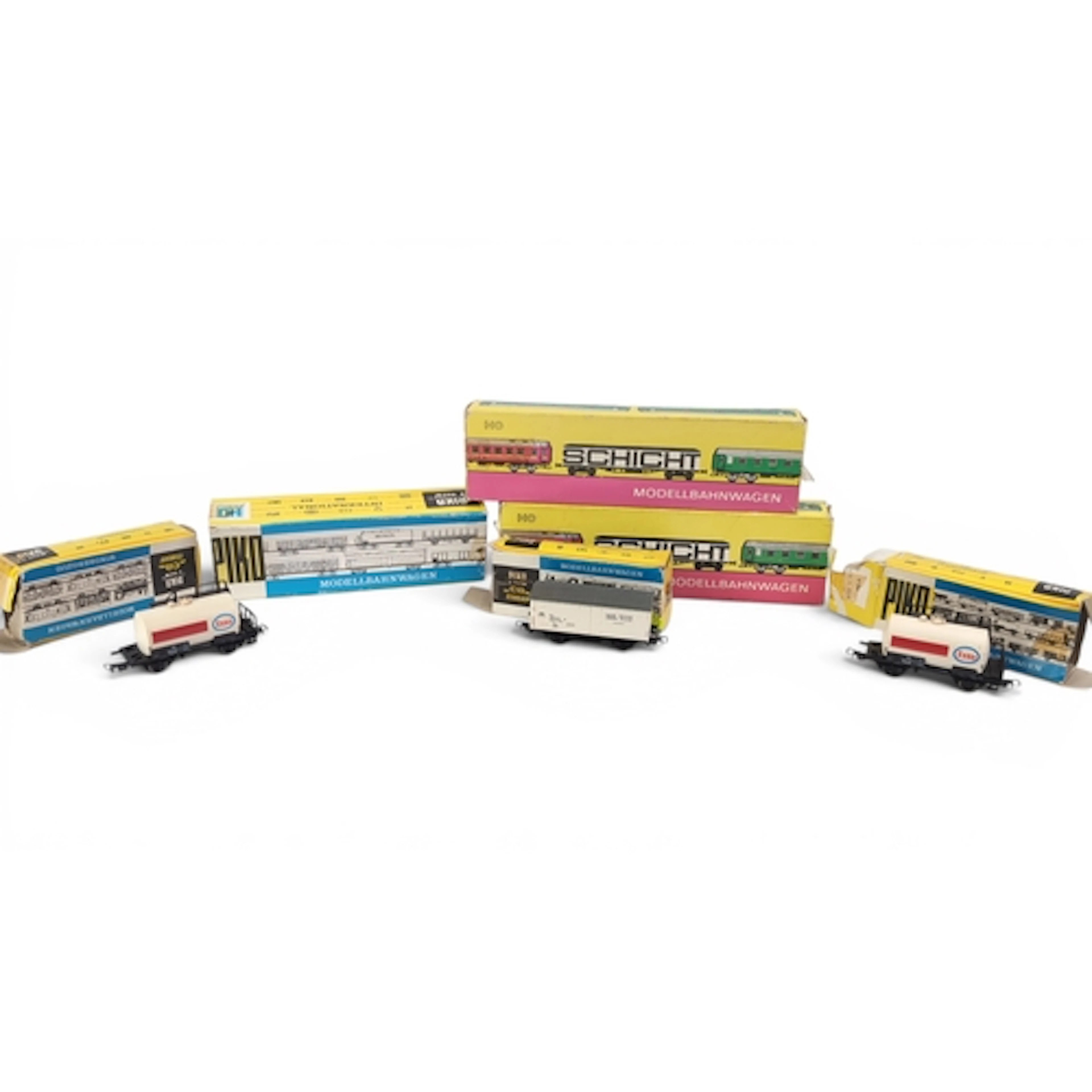 6 x HO scale model railway rolling stock, including Esso-liv...