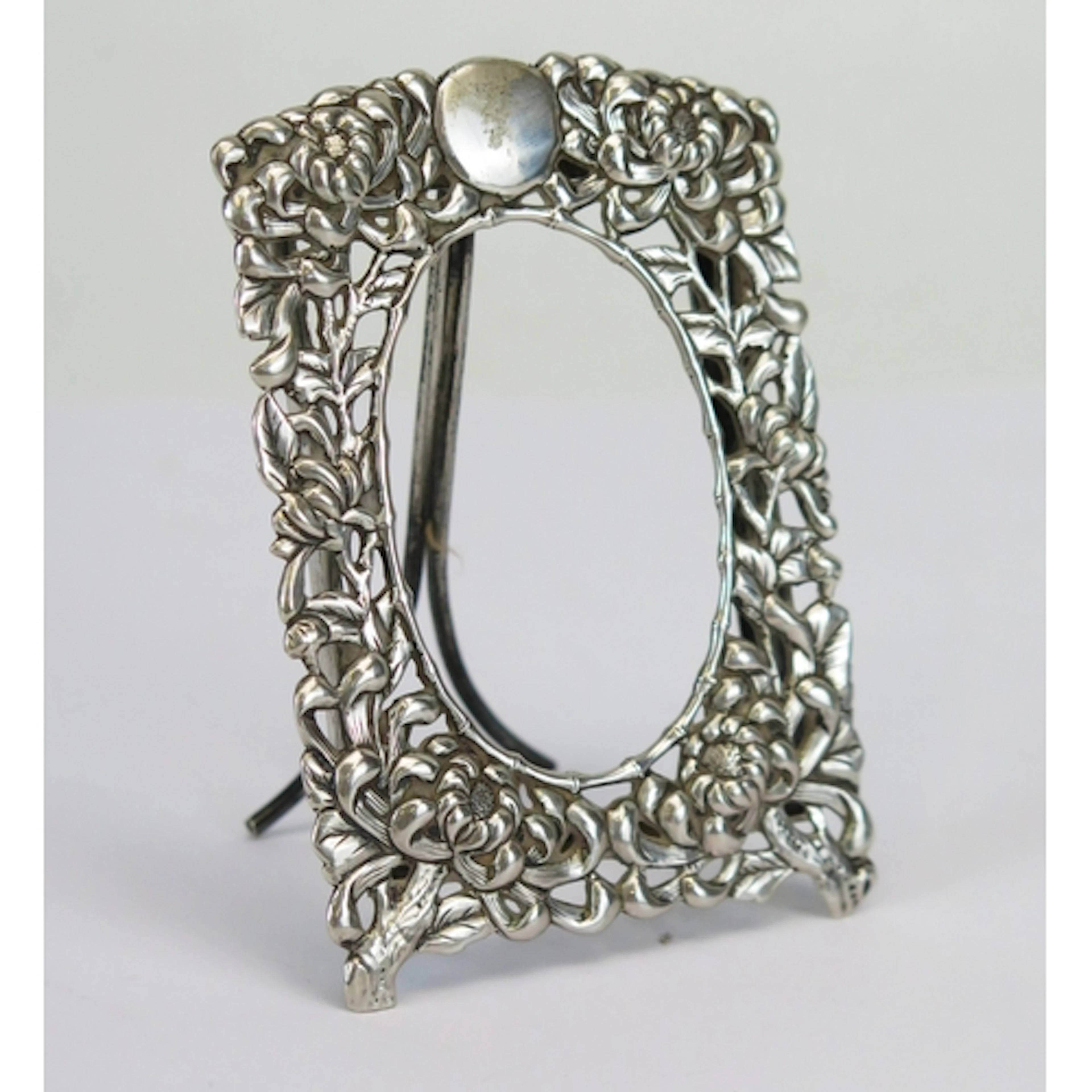 A Chinese silver frame with pierced foliate decoration, 8cm ...