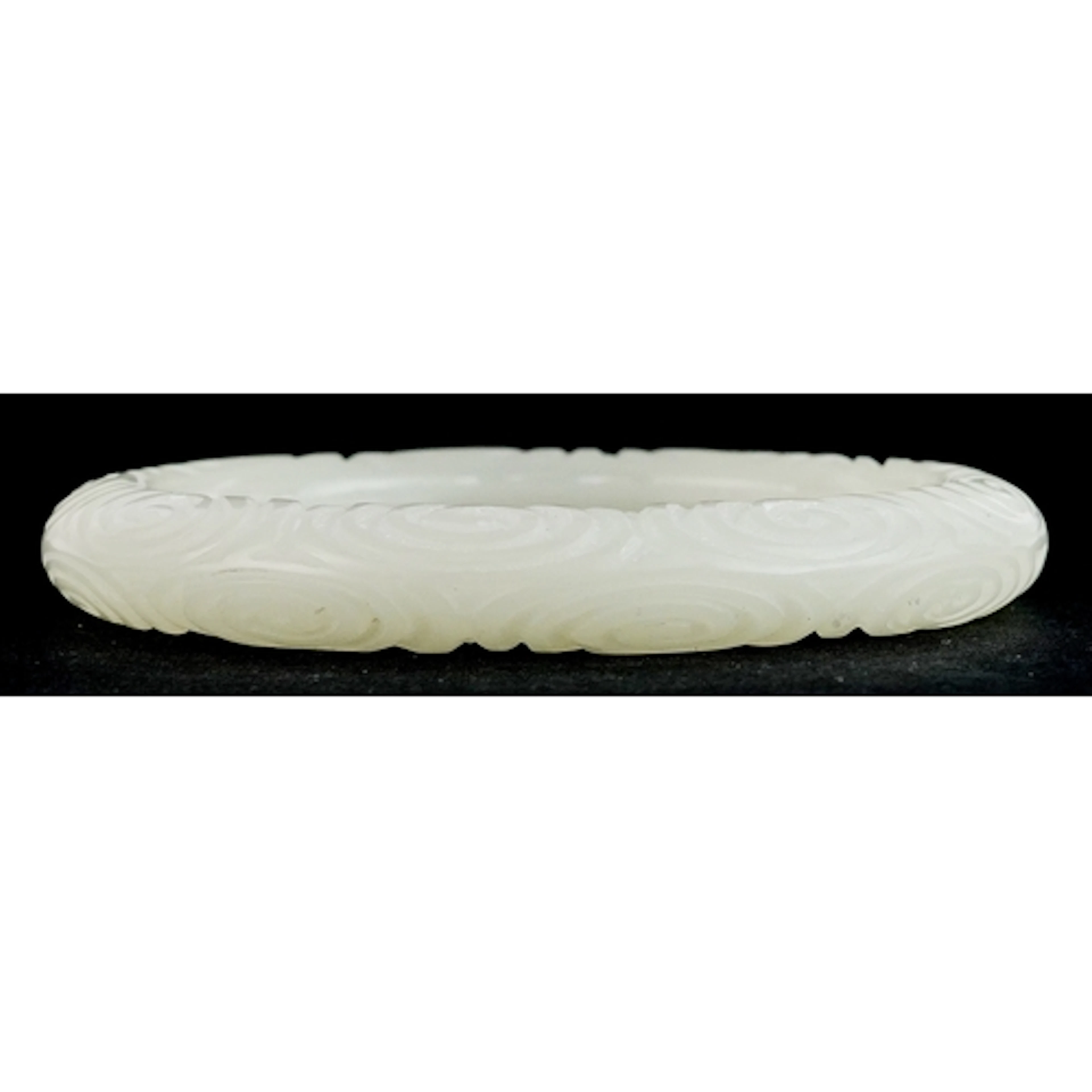 Chinese green stone bangle, 8.5cm in diameter, 51.5g.