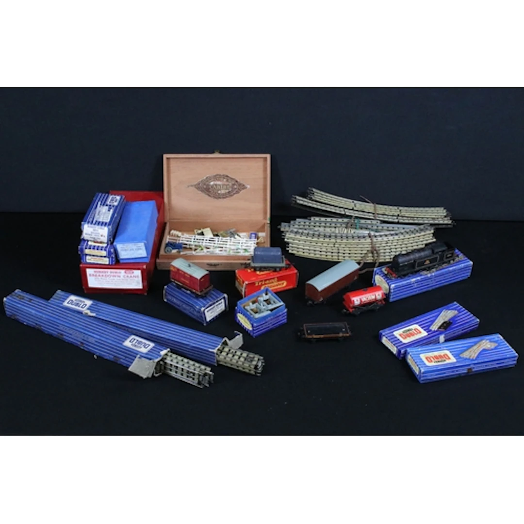 Collection of Hornby Dublo model railway to include boxed ED...