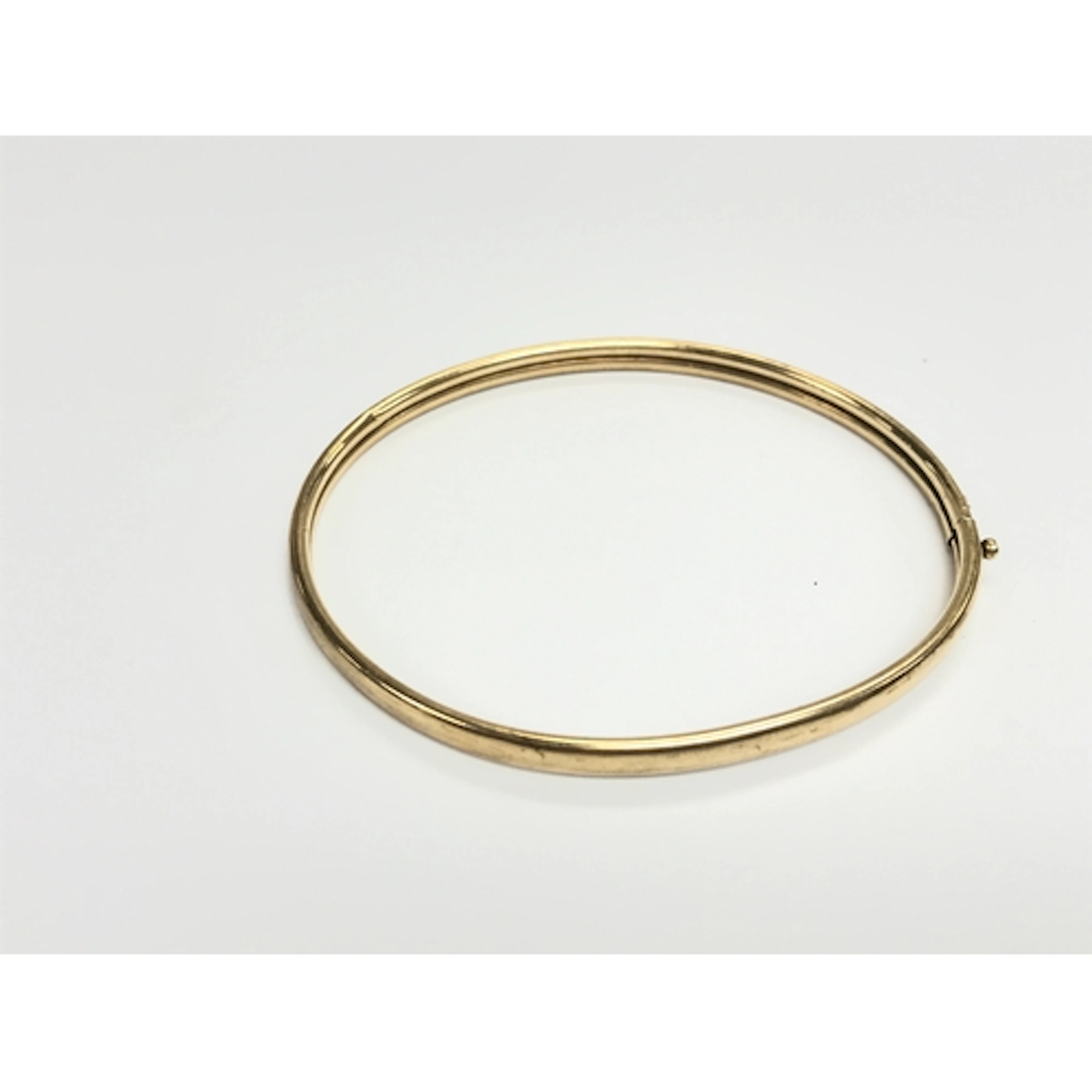 9ct gold bangle with broken clasp. 4.7g