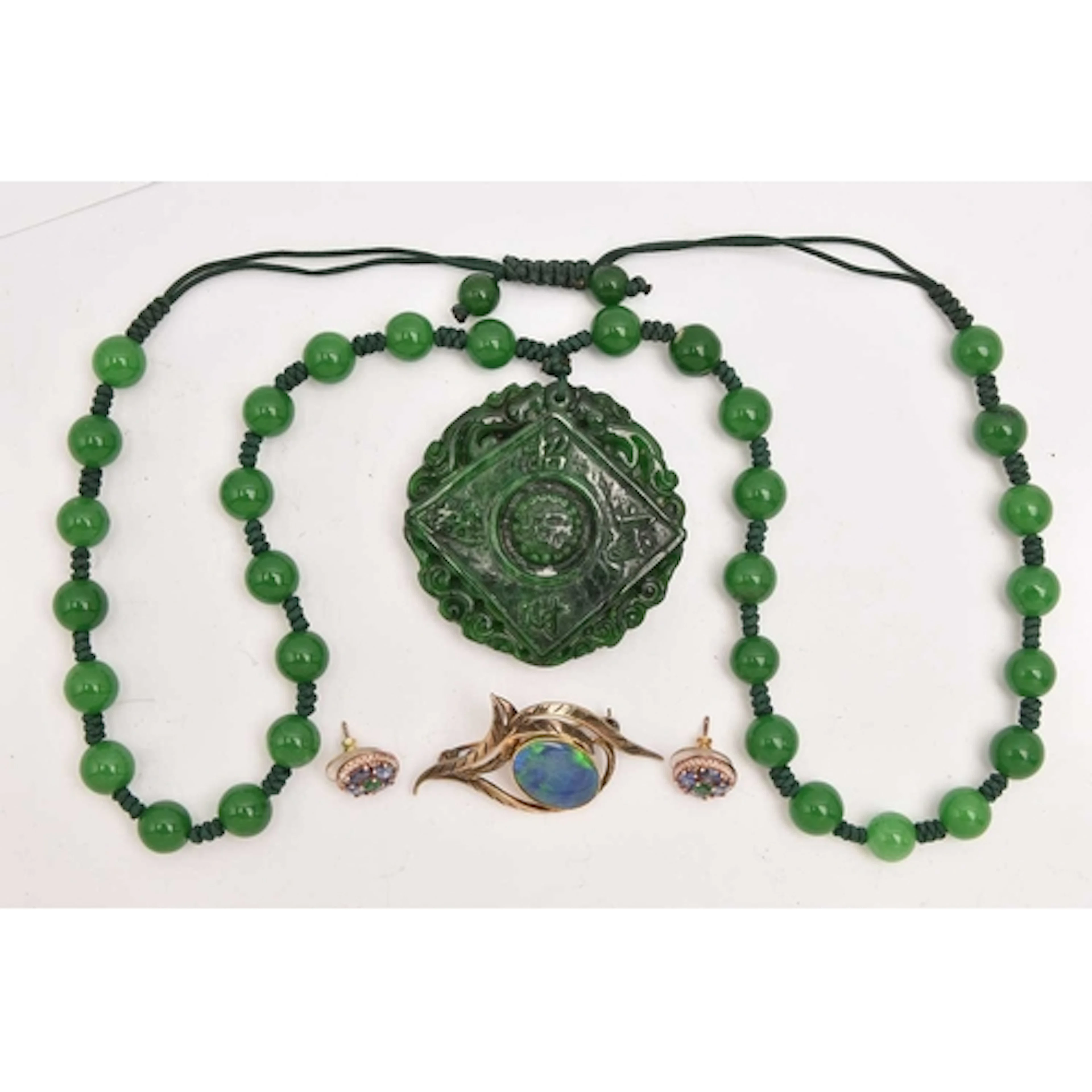 A SMALL ASSORTMENT OF JEWELLERY, to include a carved jade be...