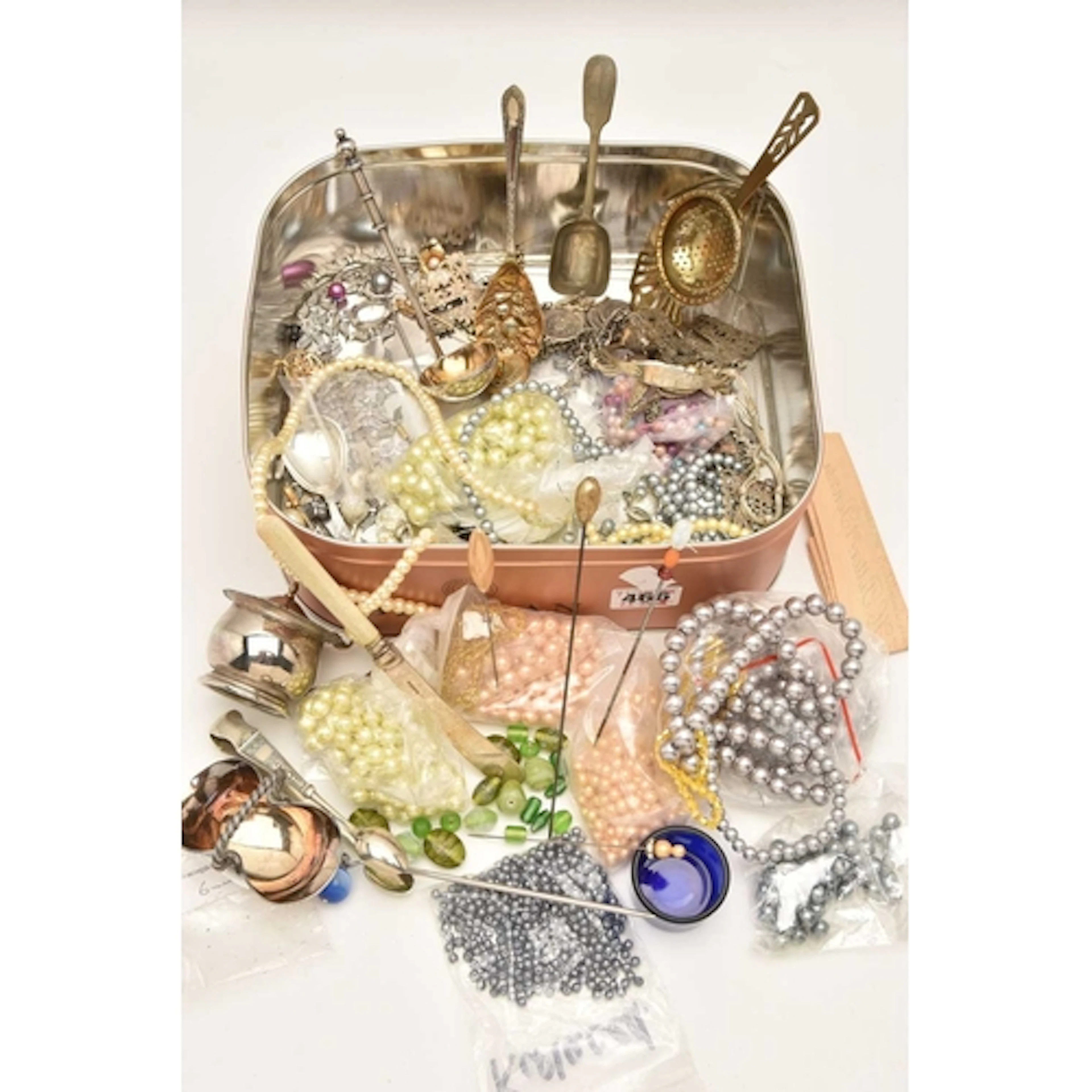 TIN ASSORTED JEWELLERY AND METALWARE, to include various cos...
