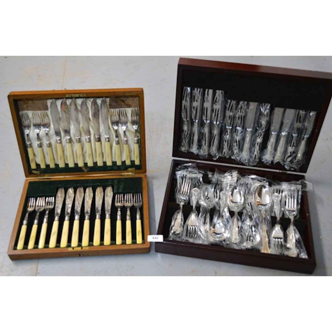 Silver plated Queen's pattern cutlery set, in a mahogany box...