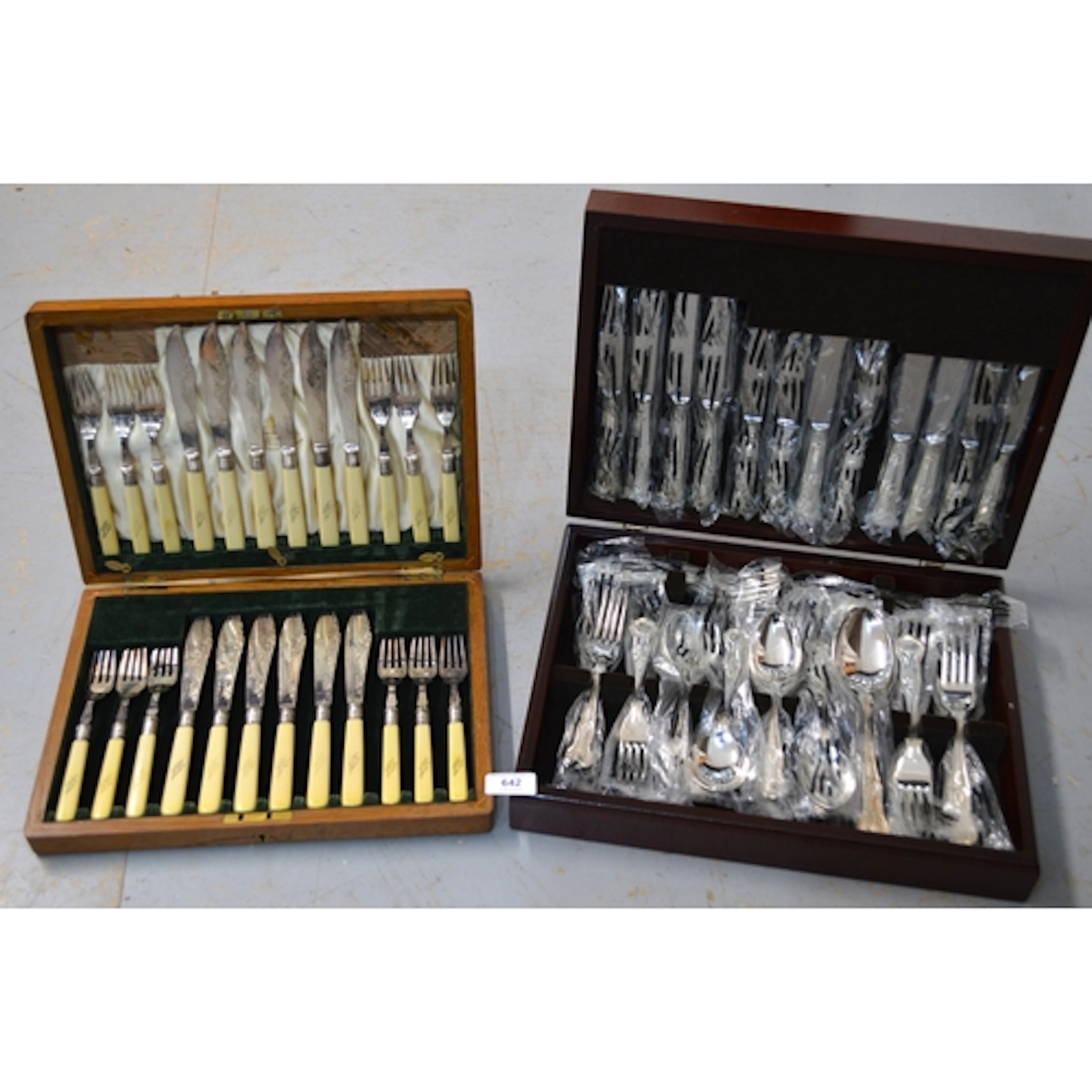 Silver plated Queen's pattern cutlery set, in a mahogany box...