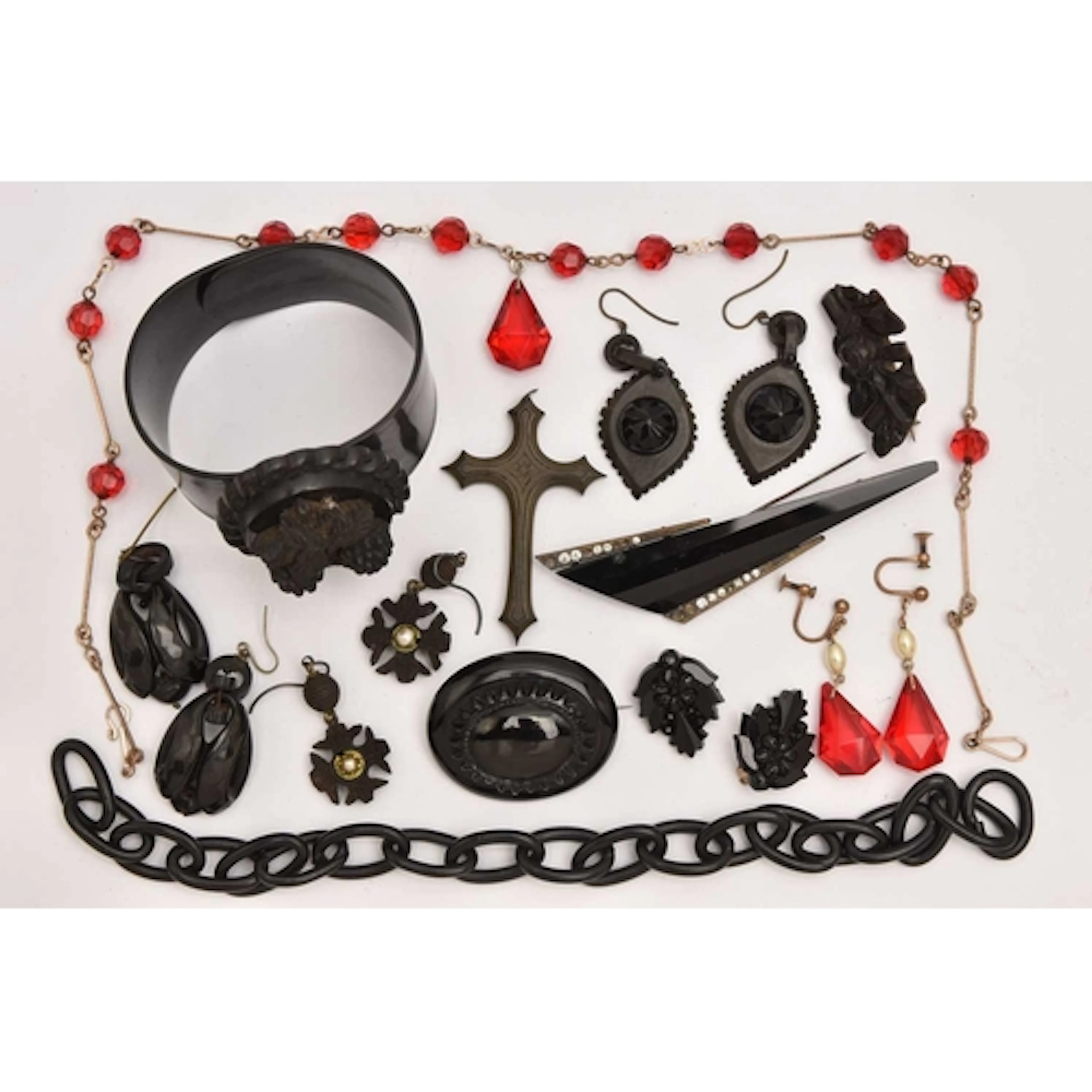 AN ASSORTMENT OF JEWELLERY, to include jet, French jet, vulc...