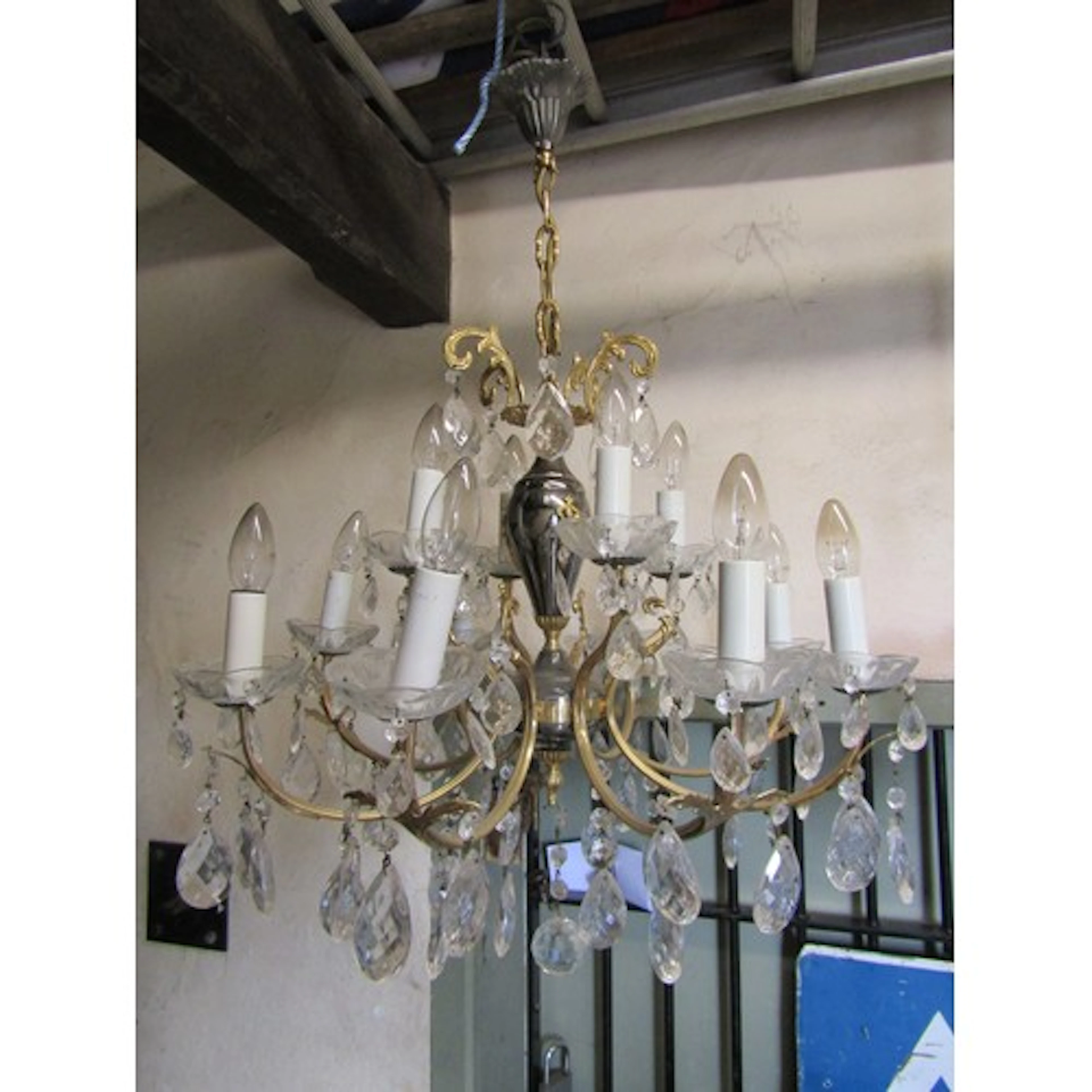 A good quality traditional chandelier with eight branches an...