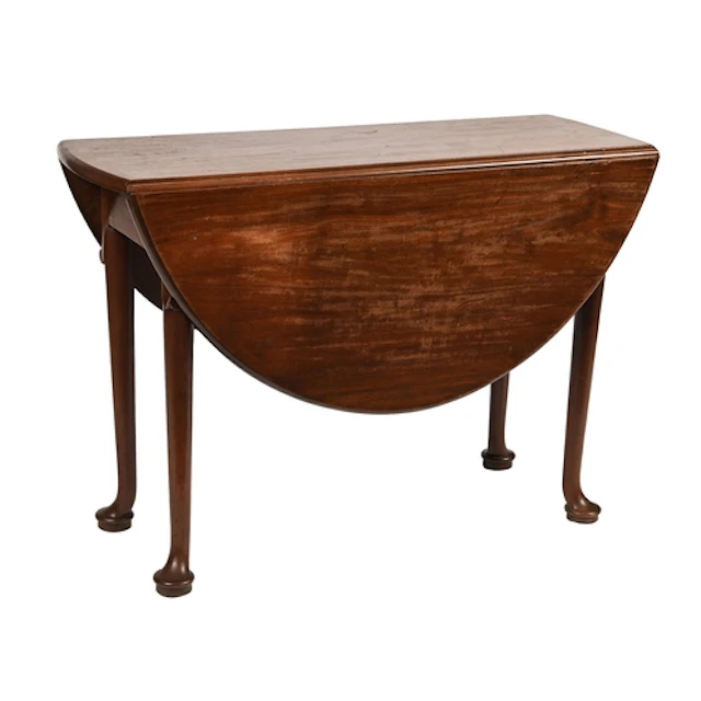 A George II mahogany drop leaf table, on lappeted tapering l...