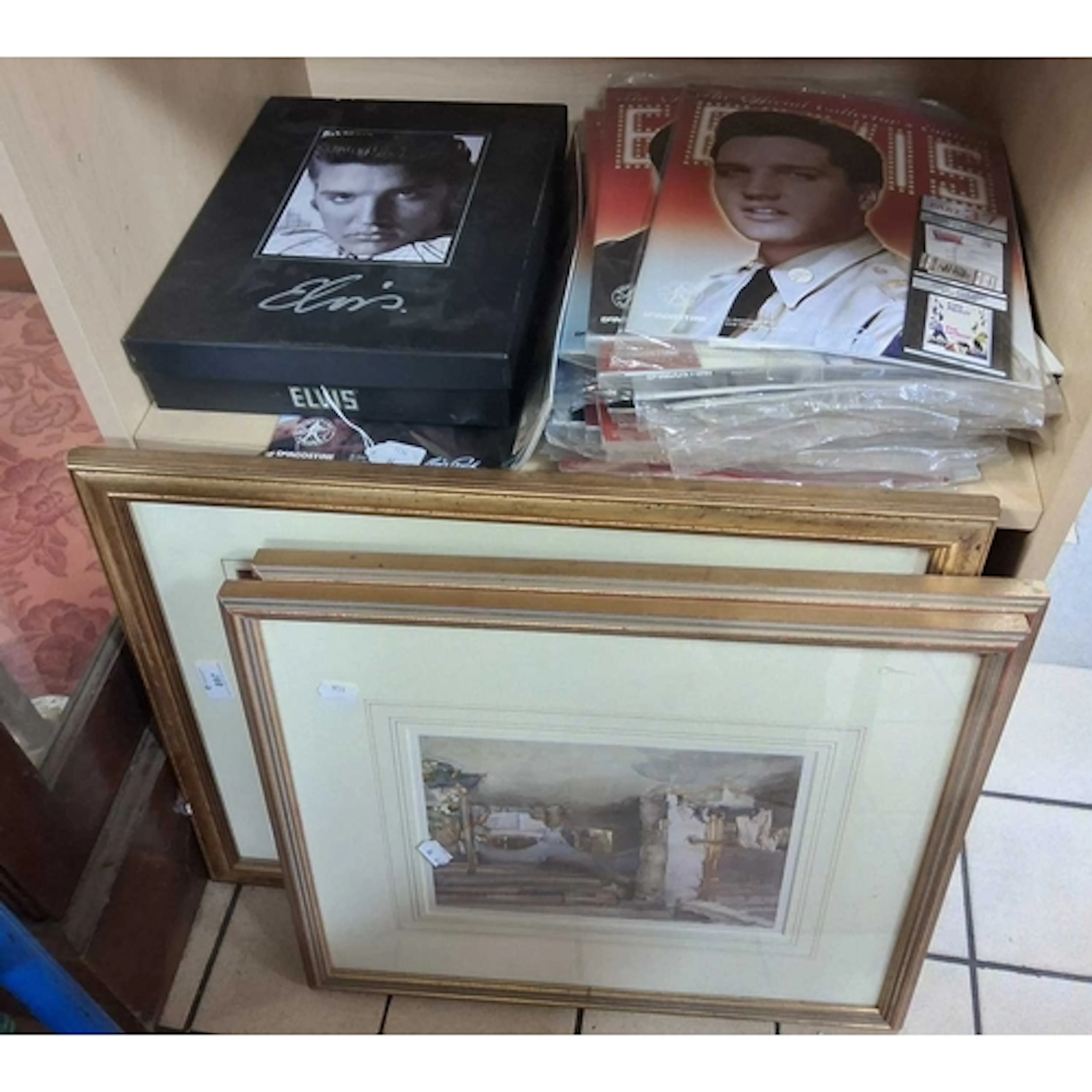 A SELECTION OF ELVIS PRESLEY MEMORABILIA AND SUNDRIES, to in...